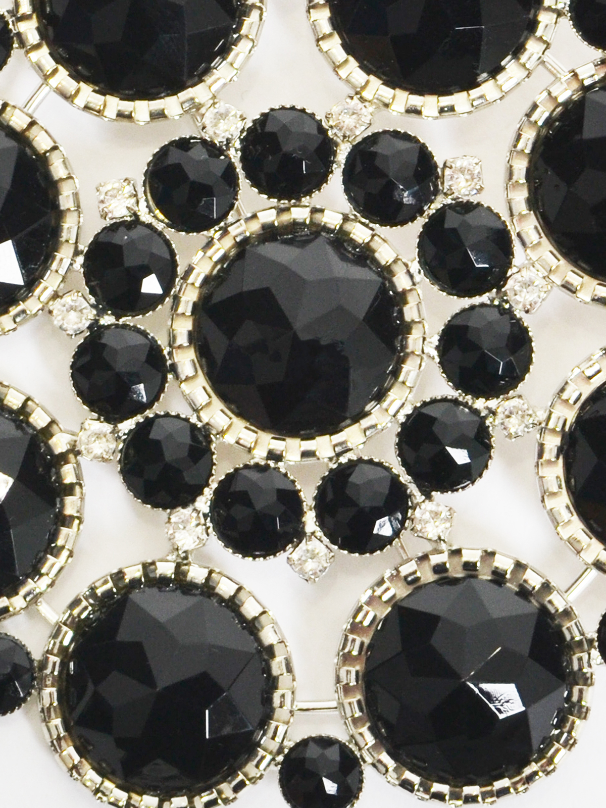 Καρφίτσα με μαύρες πέτρες φωτογραφία