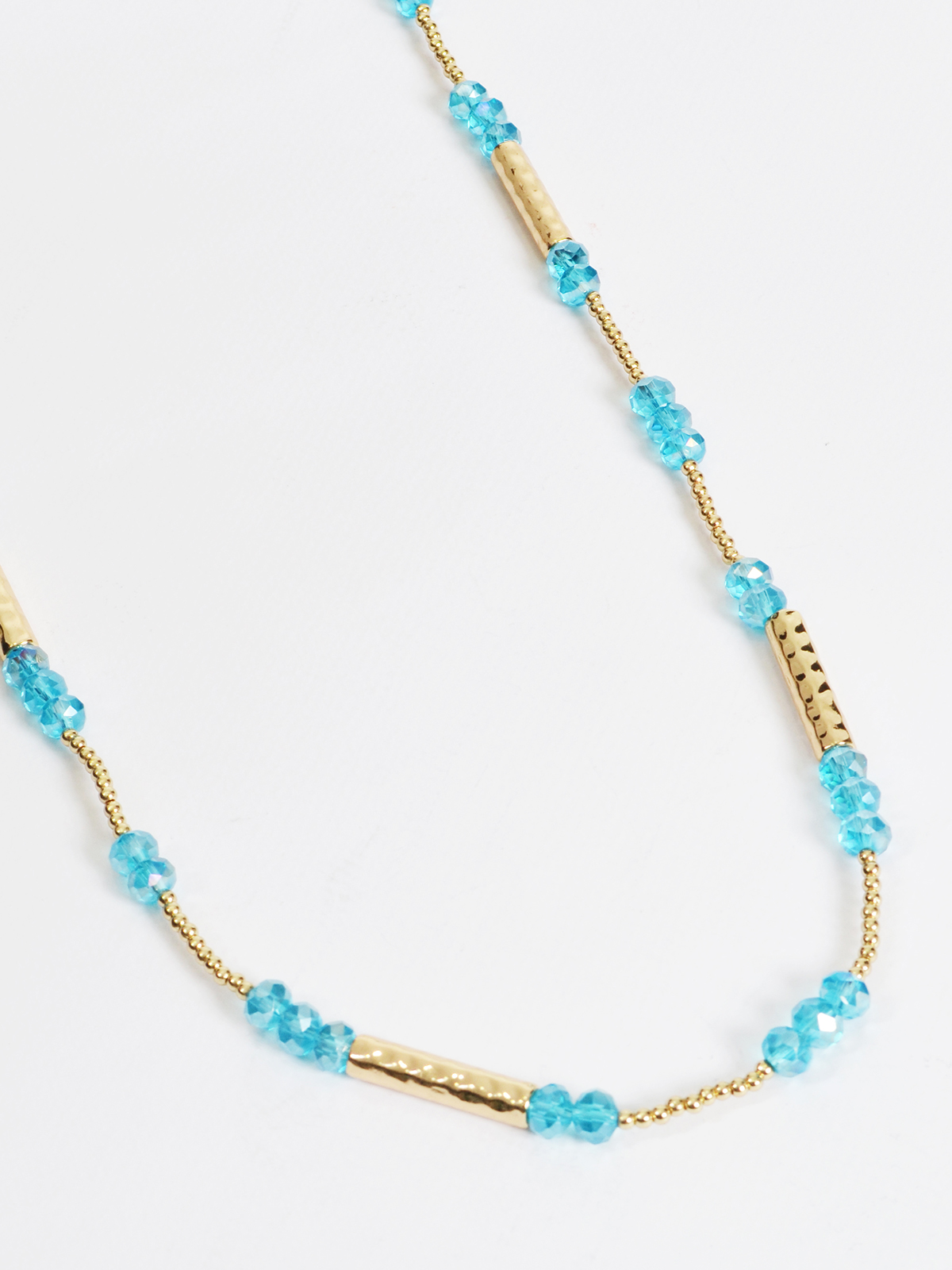 Κολιέ με χάντρες & χρυσές λεπτομέρειες φωτογραφία