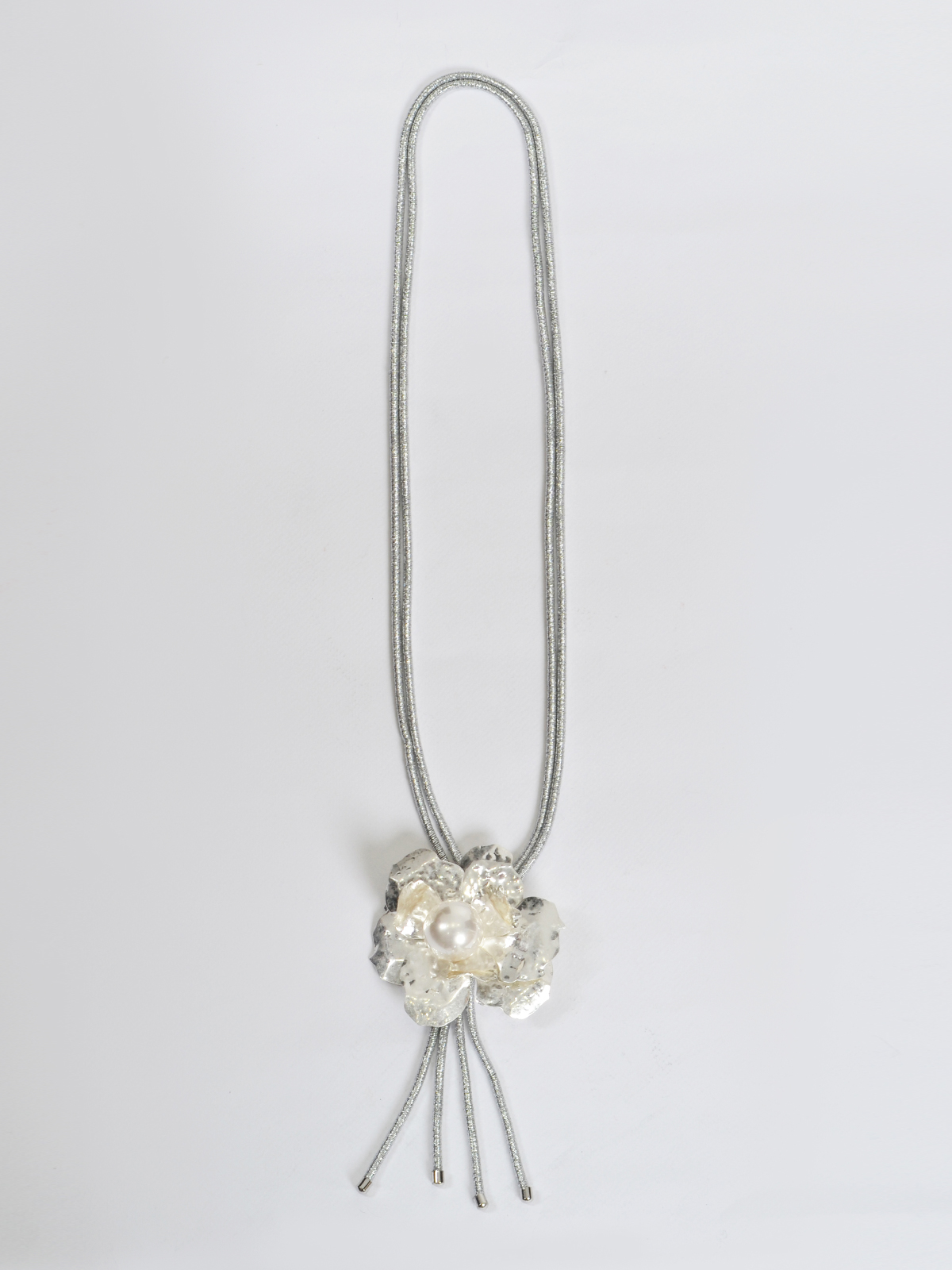 Μακρύ κολιέ με λουλούδι και πέρλα φωτογραφία