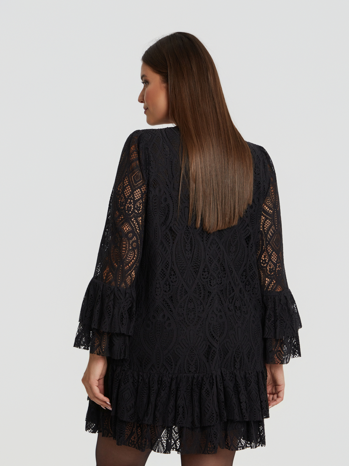 Mini δαντελένιο φόρεμα με βολάν φωτογραφία