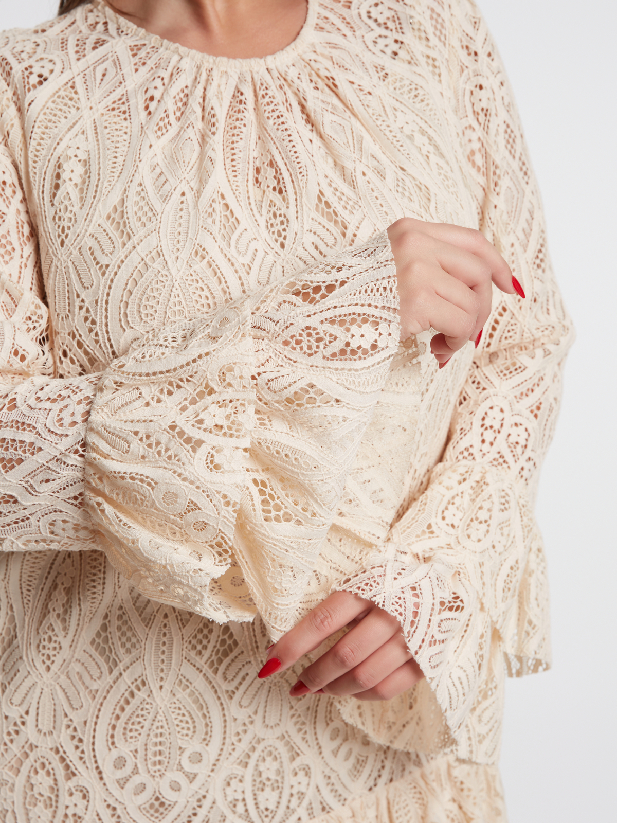 Mini δαντελένιο φόρεμα με βολάν φωτογραφία