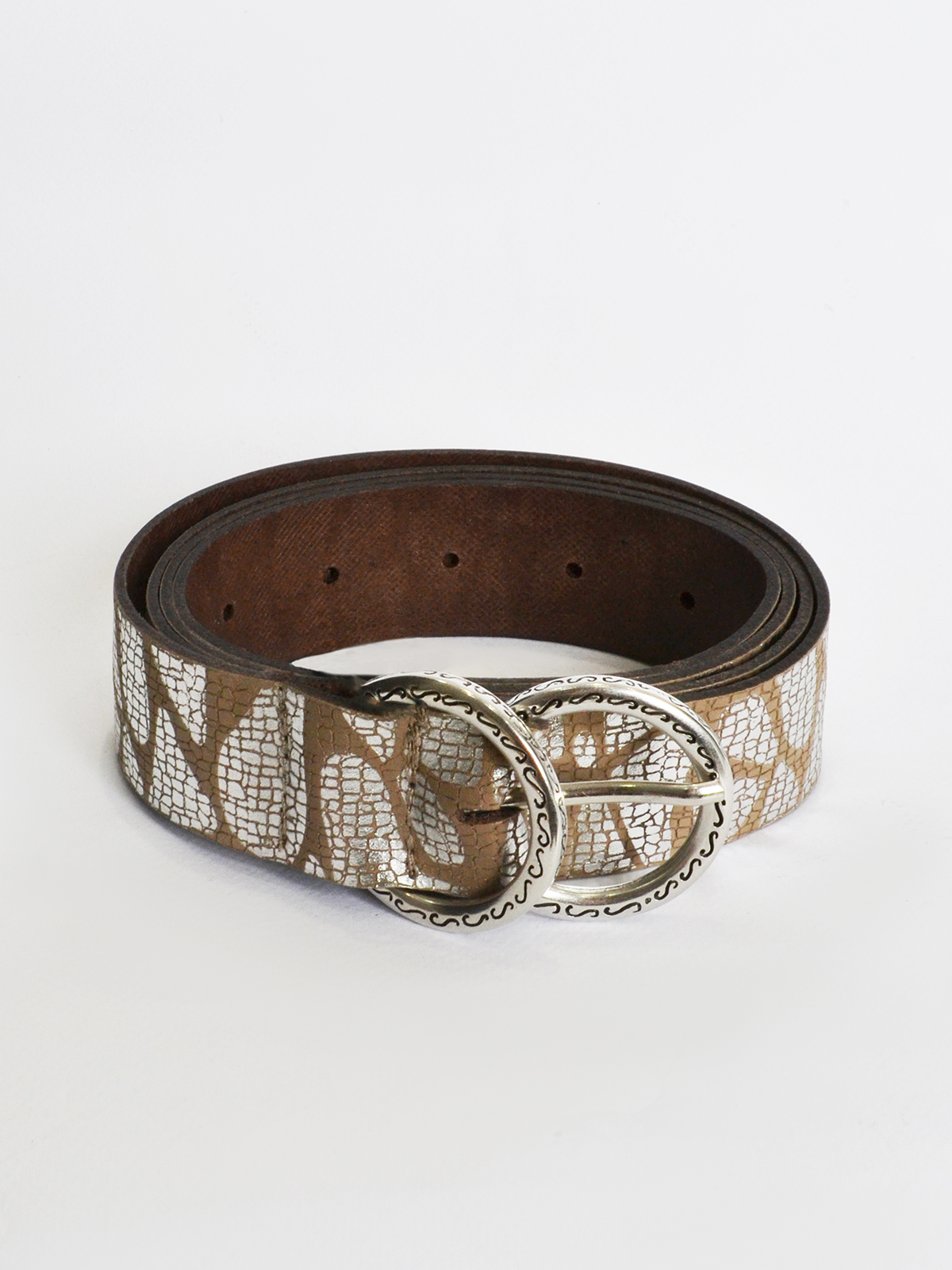 Δερμάτινη ζώνη με μεταλλικό μοτίβο & διπλή αγκράφα φωτογραφία