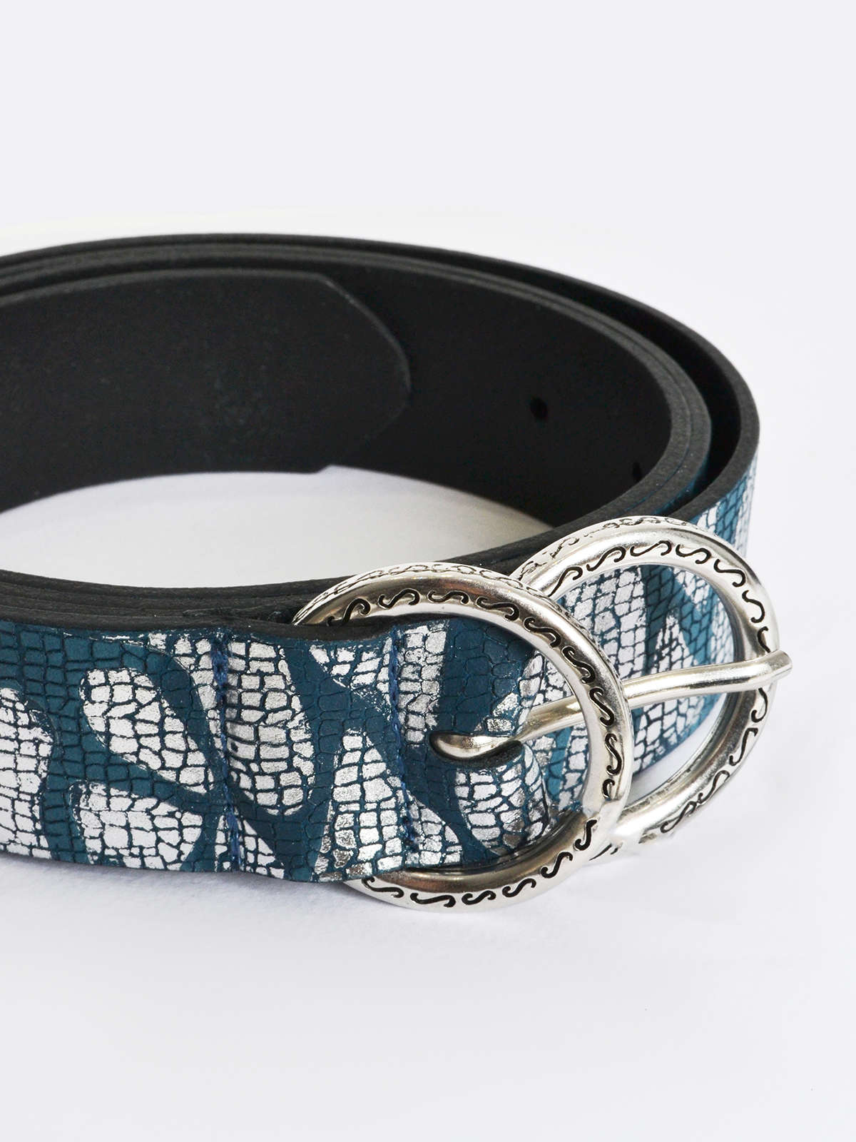 Δερμάτινη ζώνη με μεταλλικό μοτίβο & διπλή αγκράφα φωτογραφία