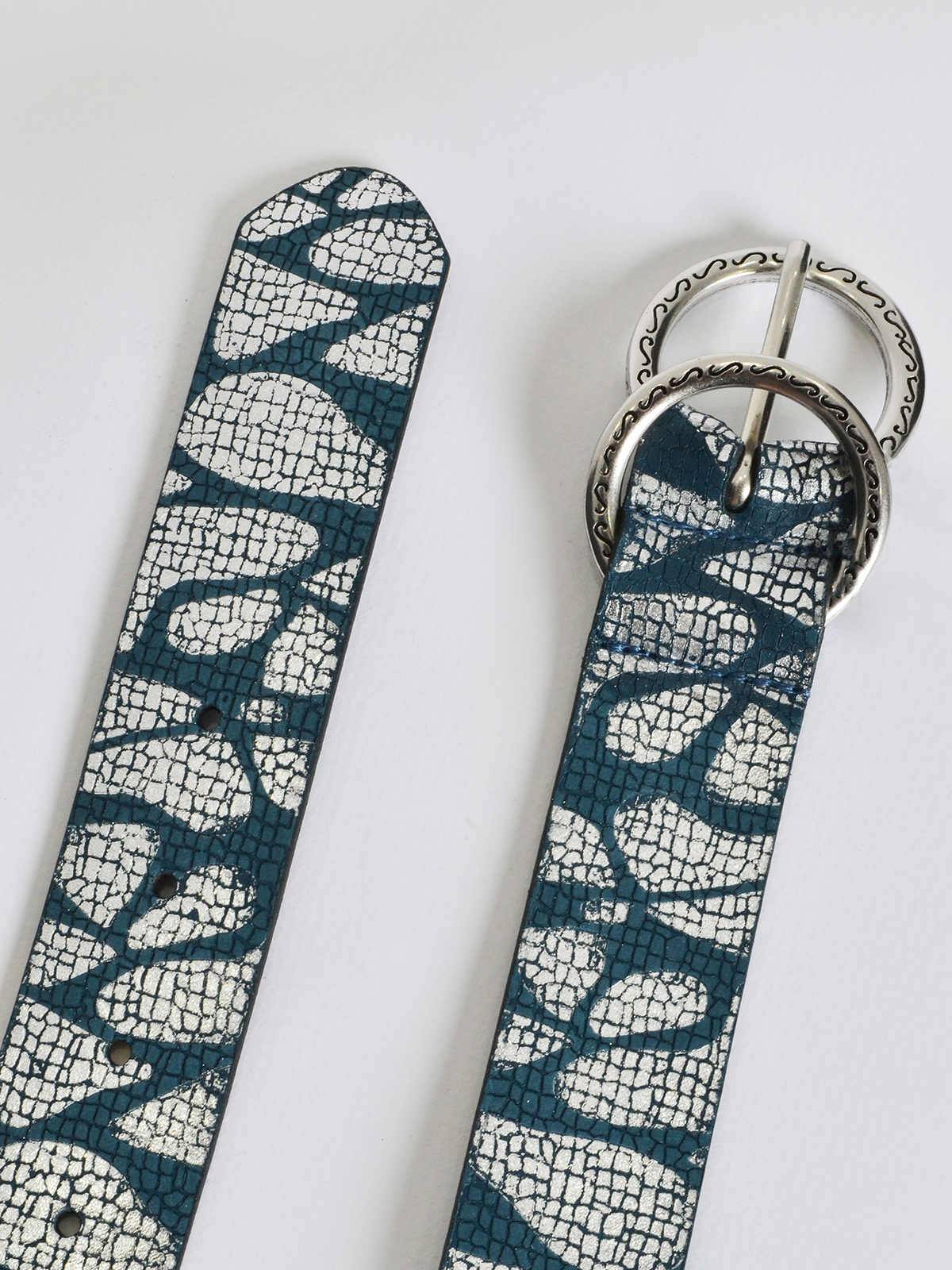 Δερμάτινη ζώνη με μεταλλικό μοτίβο & διπλή αγκράφα φωτογραφία