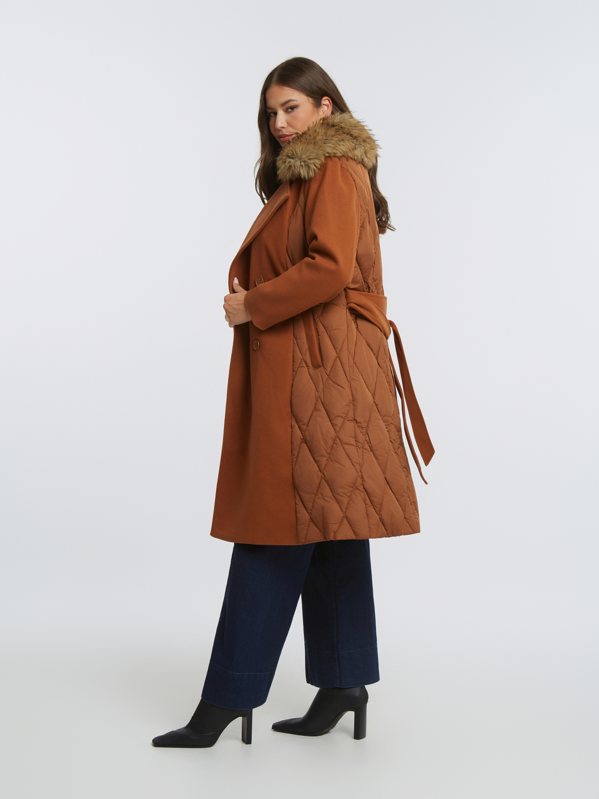 Μακρύ καπιτονέ παλτό με faux fur γιακά & ζώνη φωτογραφία