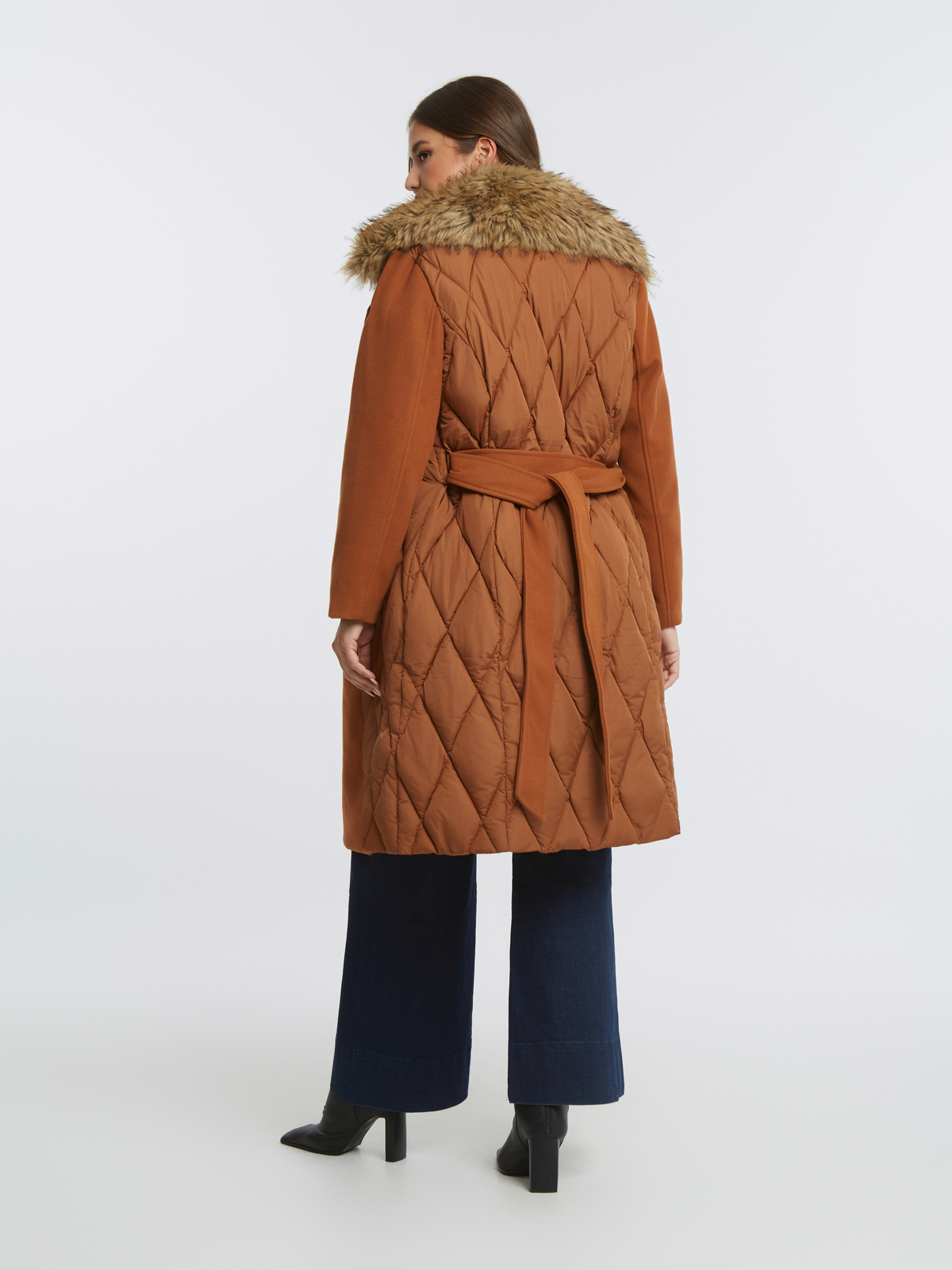 Μακρύ καπιτονέ παλτό με faux fur γιακά & ζώνη φωτογραφία