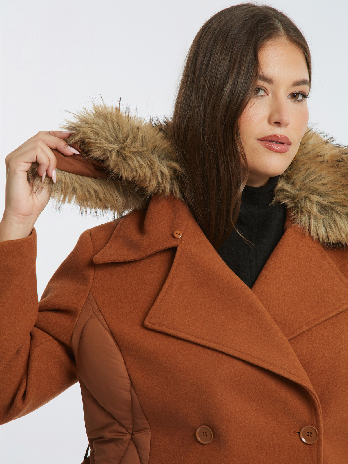 Μακρύ καπιτονέ παλτό με faux fur γιακά & ζώνη φωτογραφία