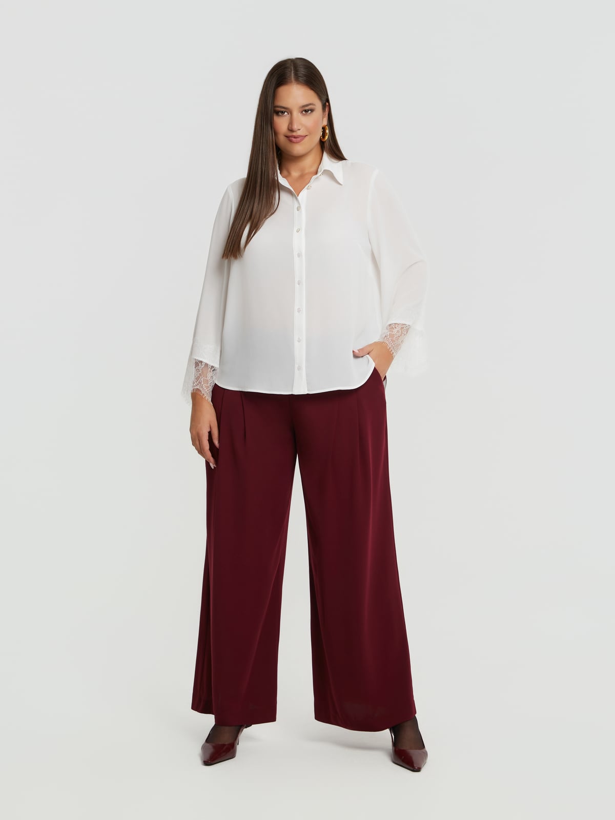 Μονόχρωμο πουκάμισο με δαντελένια λεπτομέρεια στα μανίκια φωτογραφία