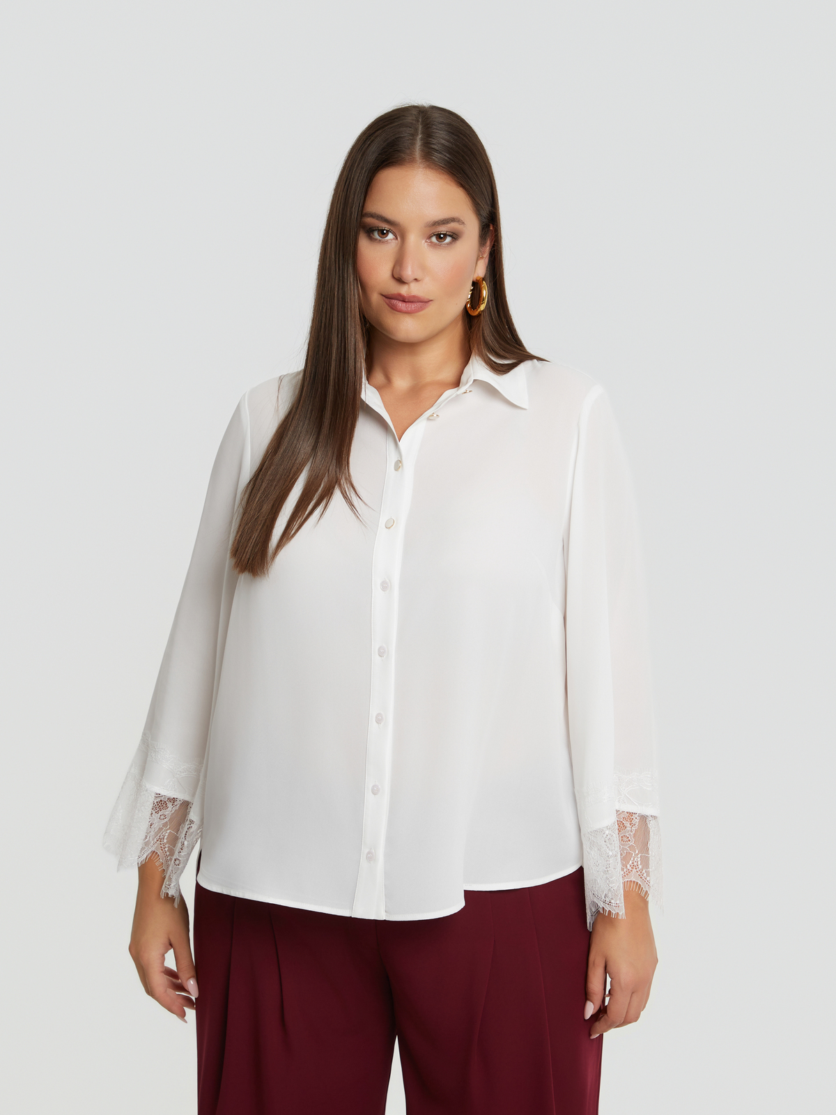 Μονόχρωμο πουκάμισο με δαντελένια λεπτομέρεια στα μανίκια φωτογραφία