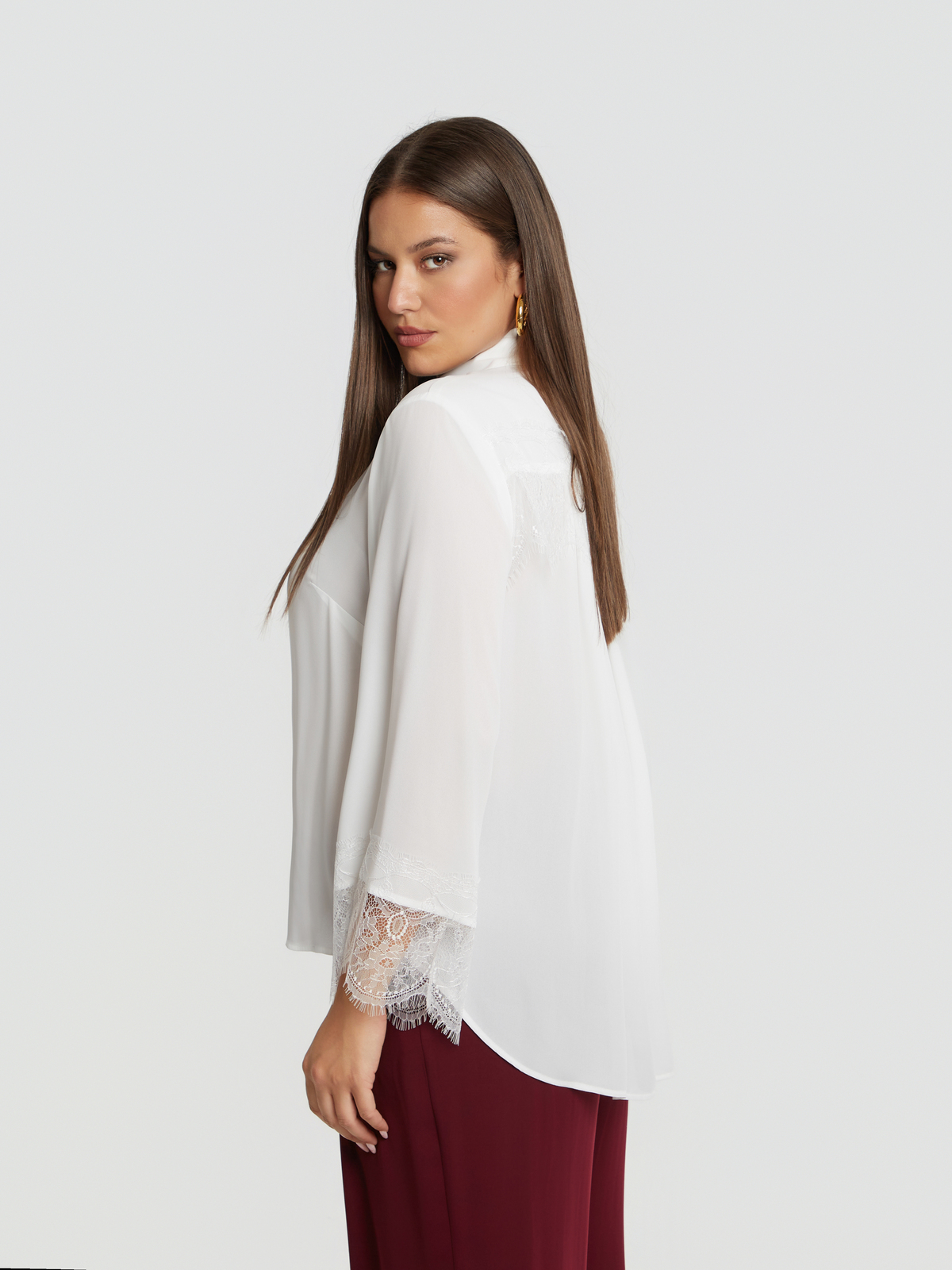 Μονόχρωμο πουκάμισο με δαντελένια λεπτομέρεια στα μανίκια φωτογραφία