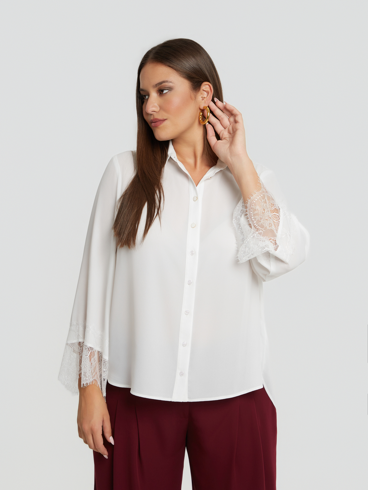 Μονόχρωμο πουκάμισο με δαντελένια λεπτομέρεια στα μανίκια φωτογραφία