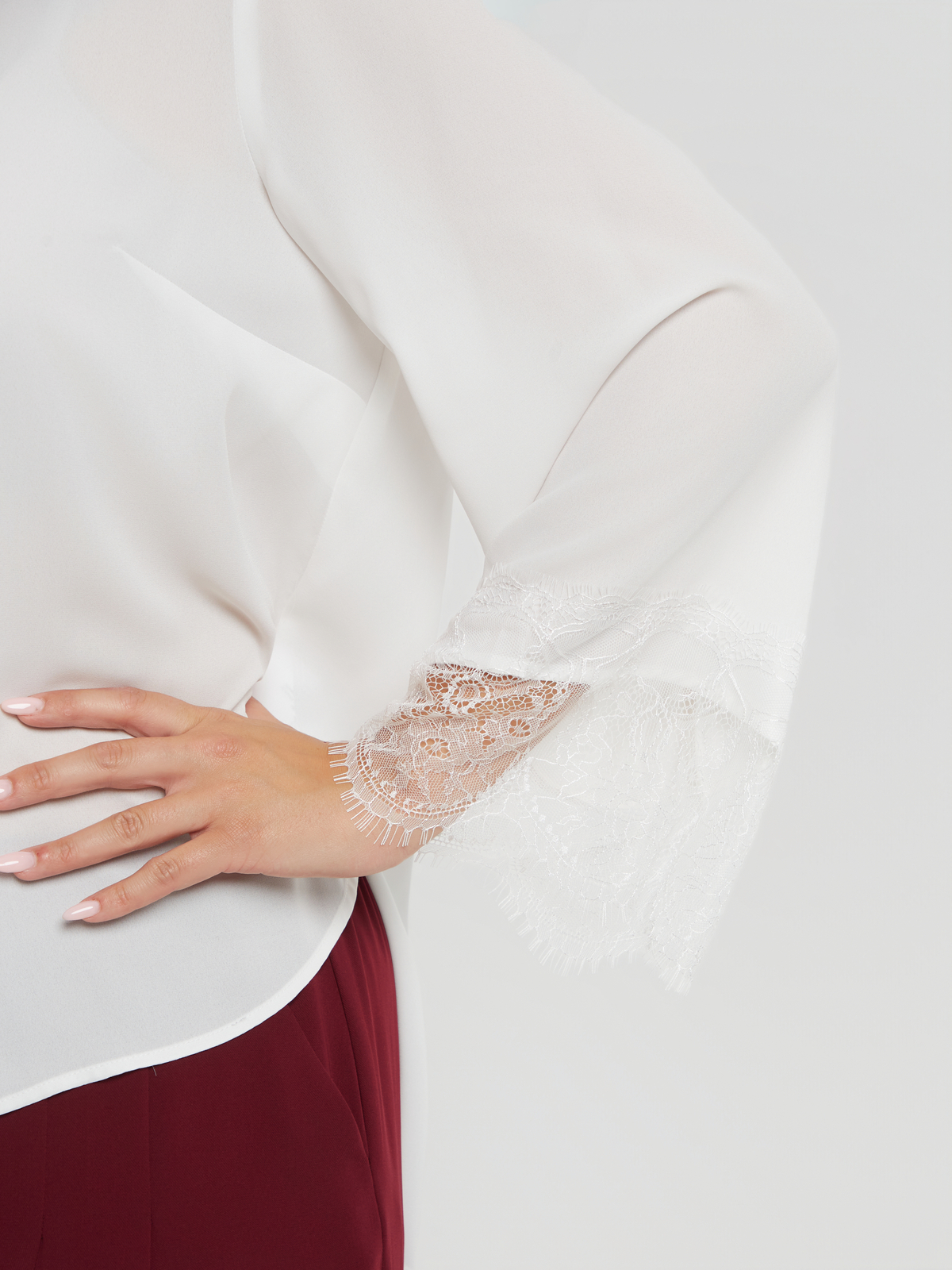 Μονόχρωμο πουκάμισο με δαντελένια λεπτομέρεια στα μανίκια φωτογραφία