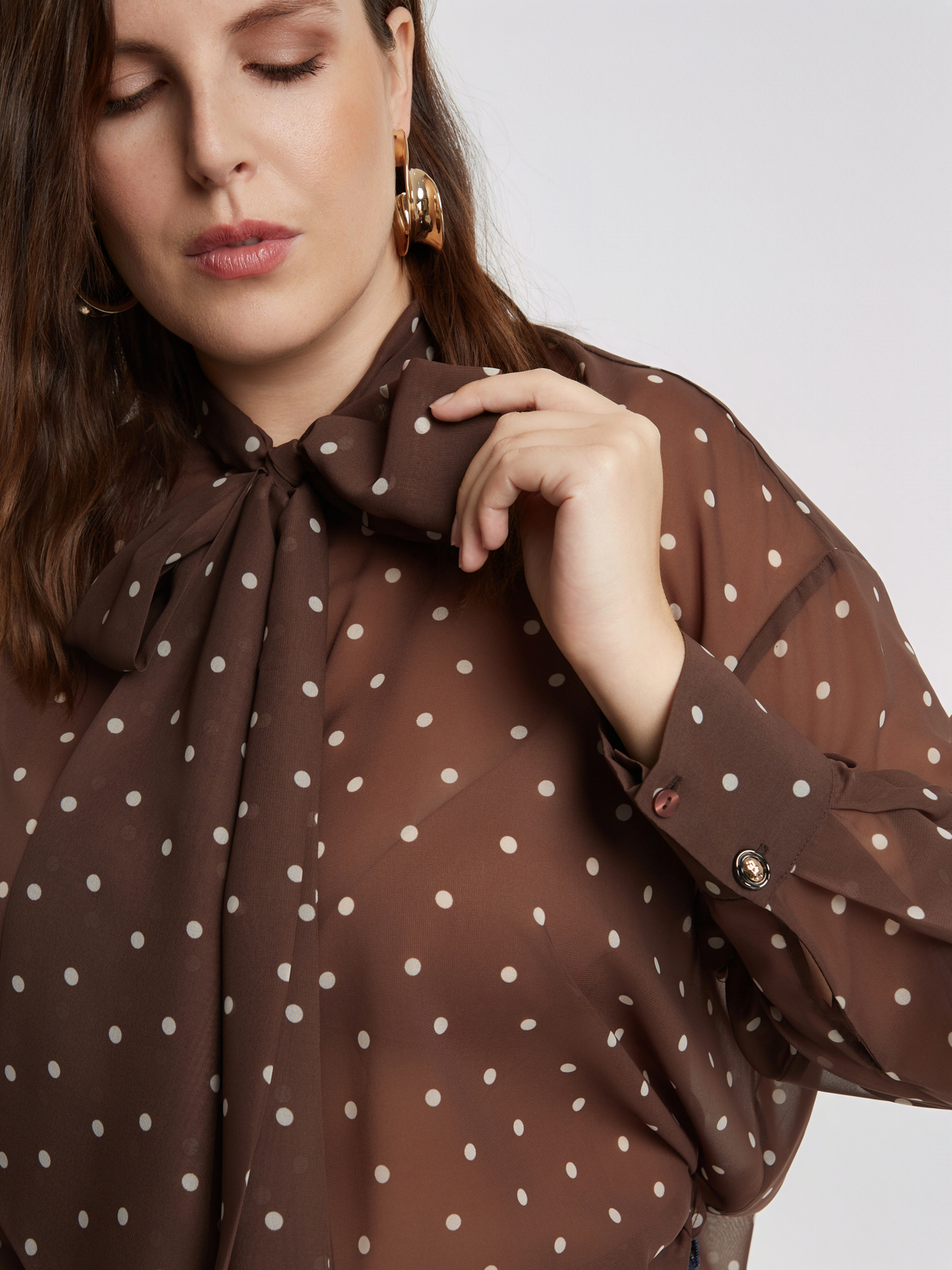 Πουκάμισο πουά με δέσιμο στο λαιμό φωτογραφία