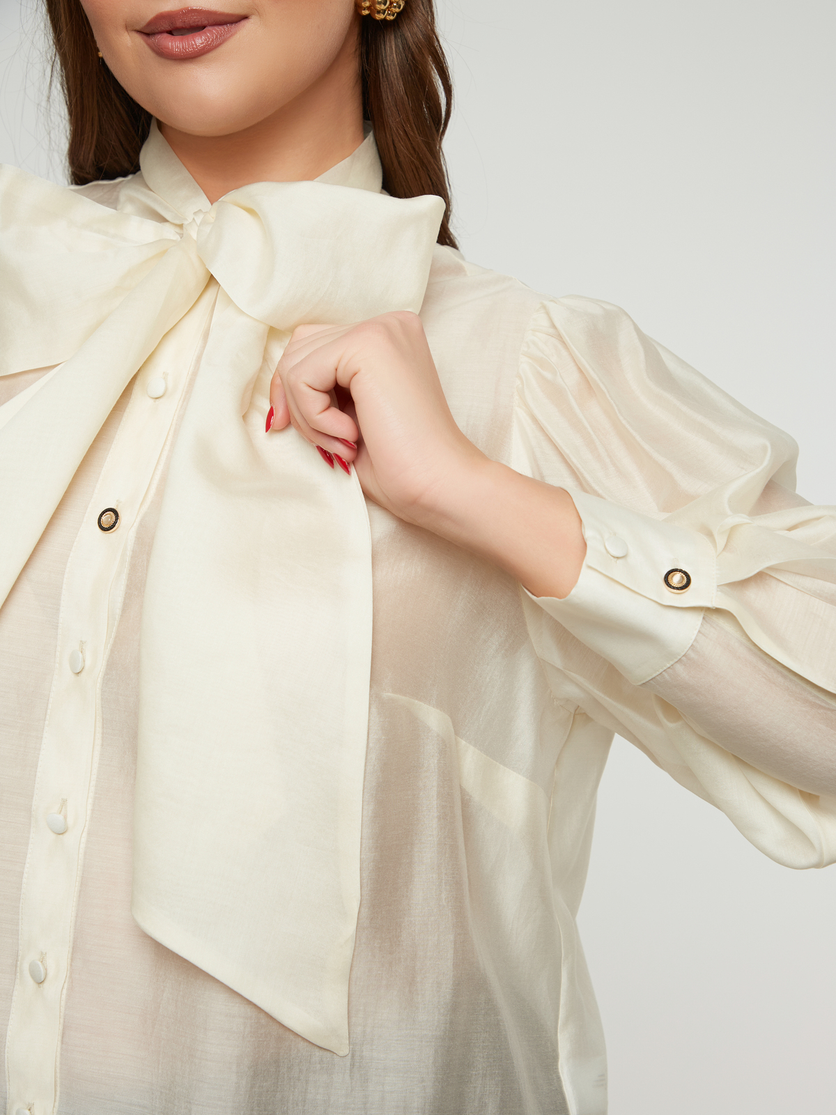 Πουκάμισο με δέσιμο στον λαιμό και μακριά μανίκια φωτογραφία