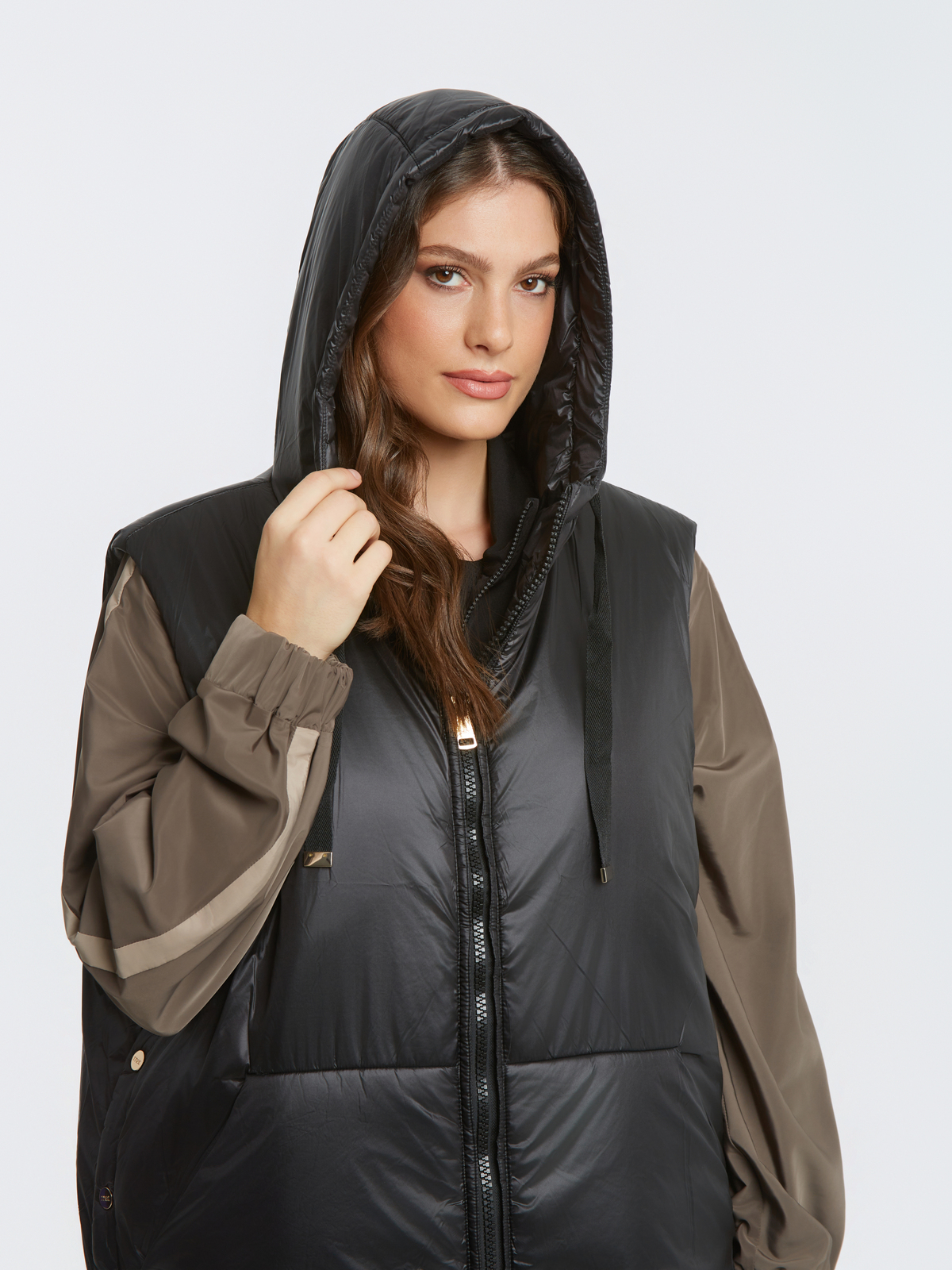 Μακρύ αμάνικο puffer γιλέκο με κουκούλα φωτογραφία