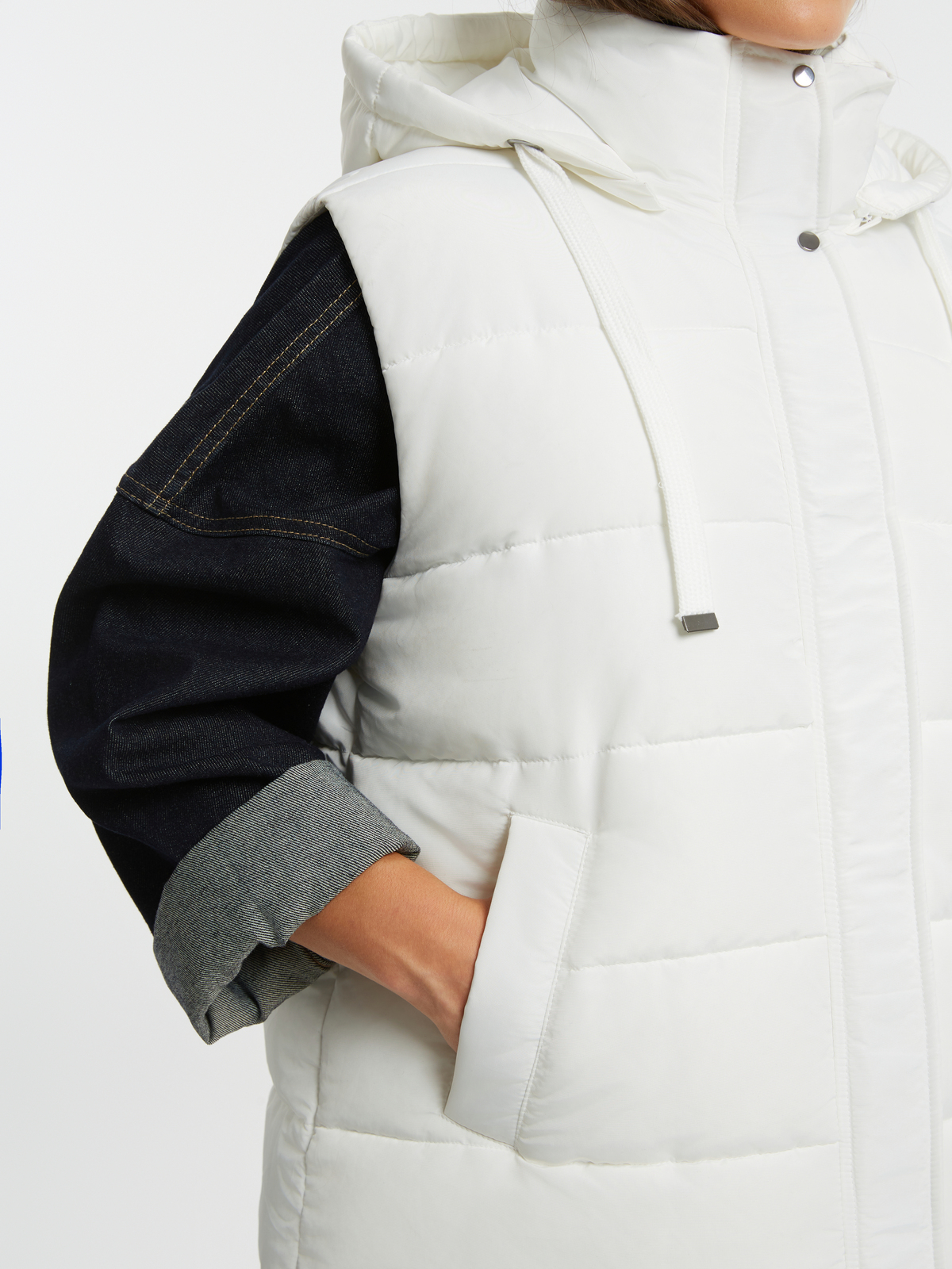 Μακρύ αμάνικο μπουφάν με αποσπώμενη κουκούλα φωτογραφία