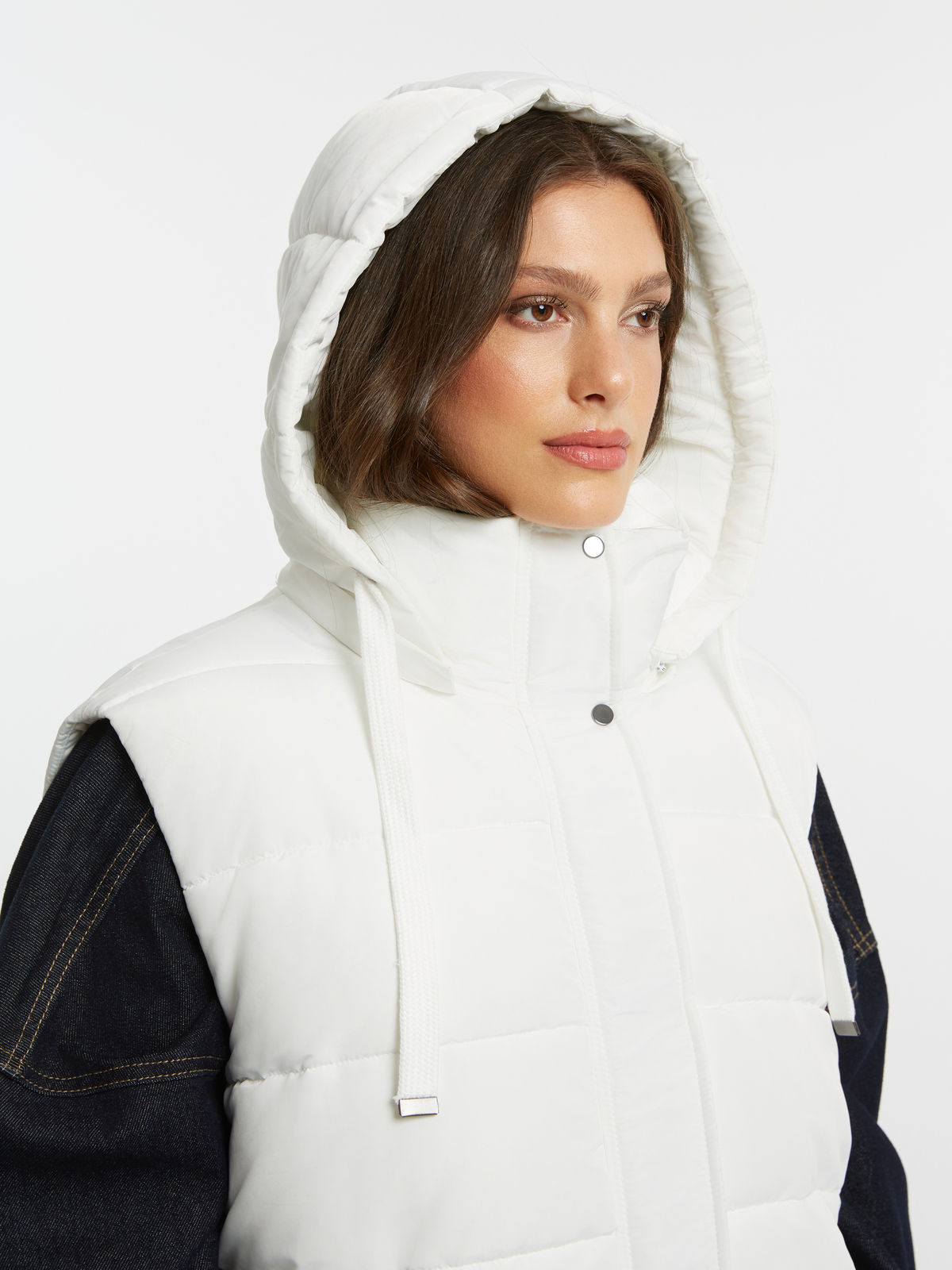 Μακρύ αμάνικο μπουφάν με αποσπώμενη κουκούλα φωτογραφία