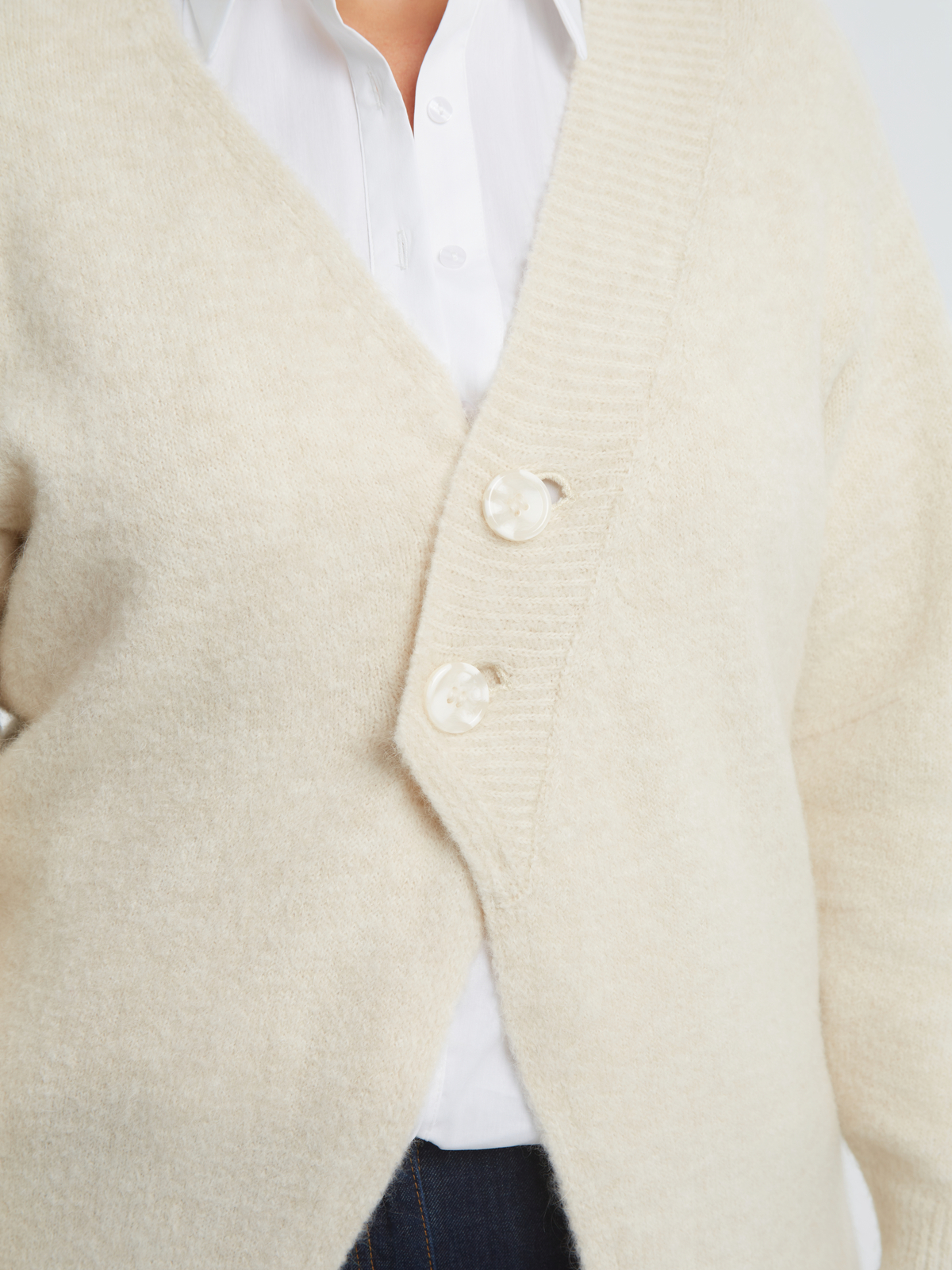 Μακριά πλεκτή ζακέτα με ασύμμετρο κούμπωμα φωτογραφία