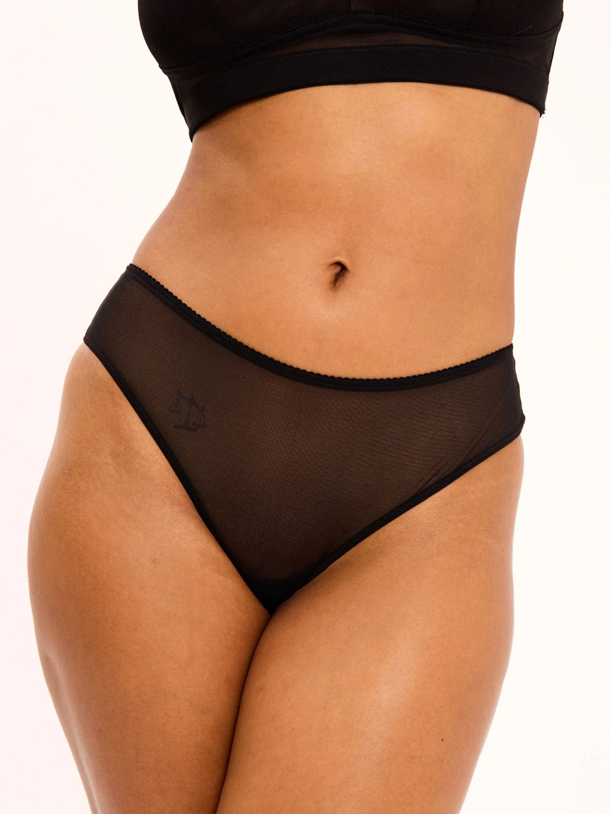 Διχτυωτό σλιπ cheeky μαύρο φωτογραφία