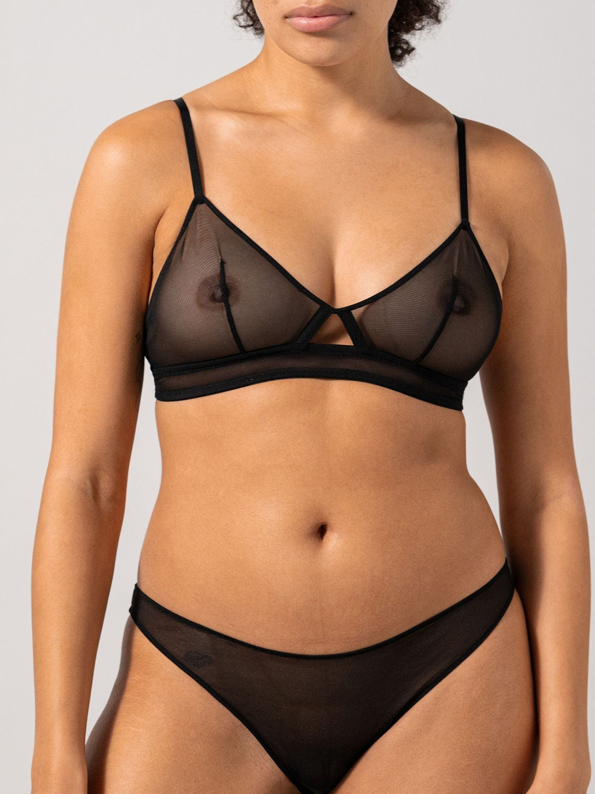 Σουτιέν Cut-Out Triangle Διχτυωτό Μαύρο φωτογραφία