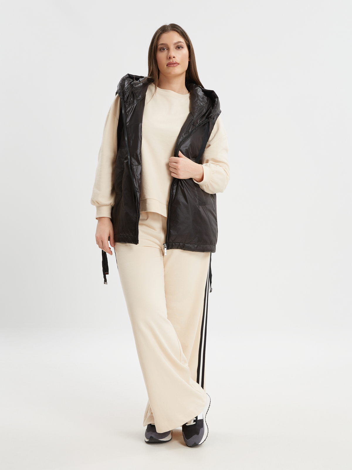 Metallic καπιτονέ γιλέκο με κουκούλα φωτογραφία