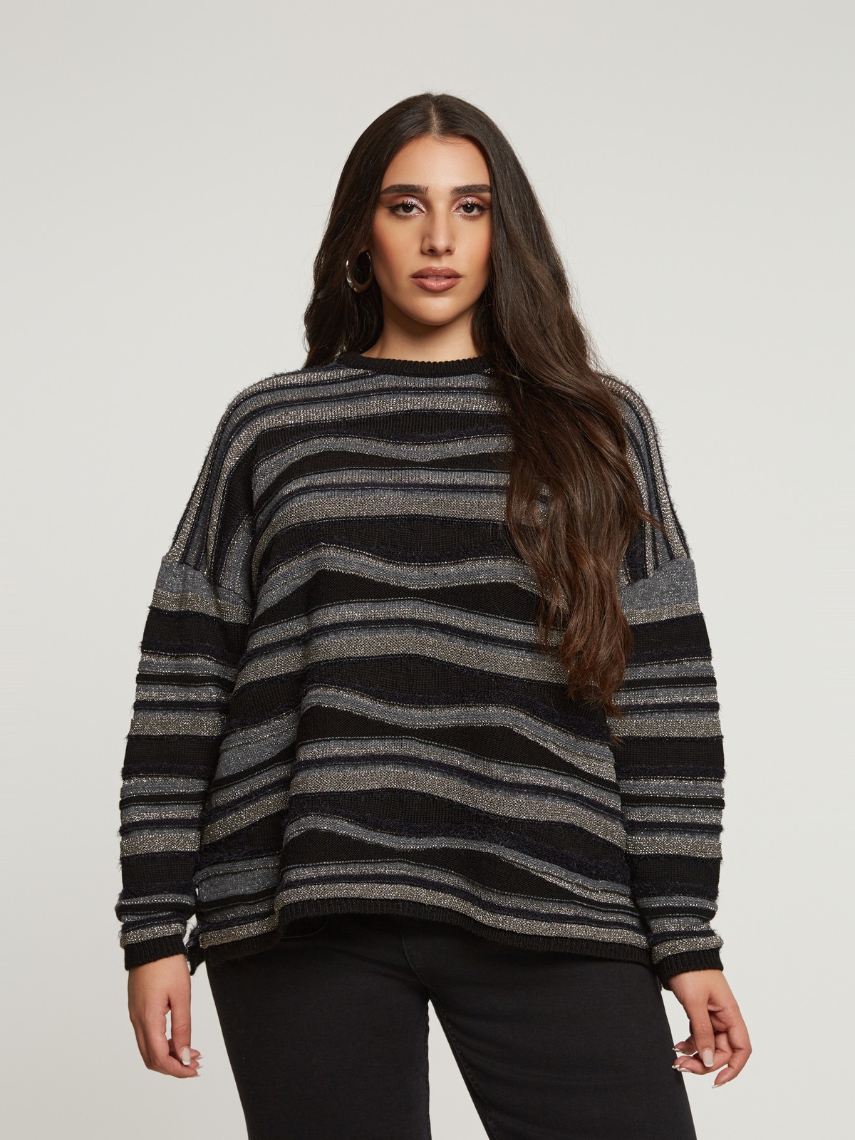 Πλεκτή μπλούζα με μεταλλικές ρίγες φωτογραφία