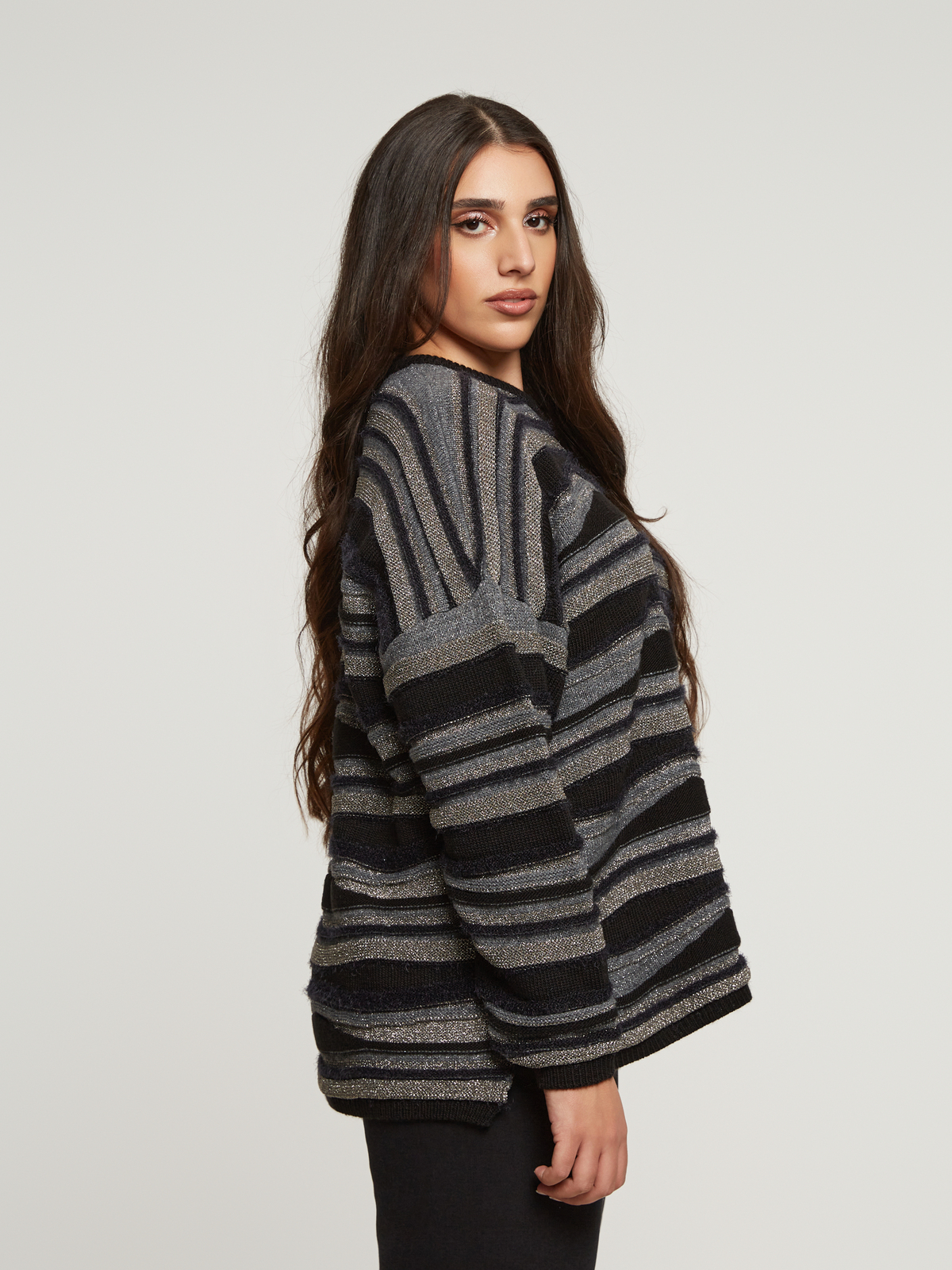 Πλεκτή μπλούζα με μεταλλικές ρίγες φωτογραφία