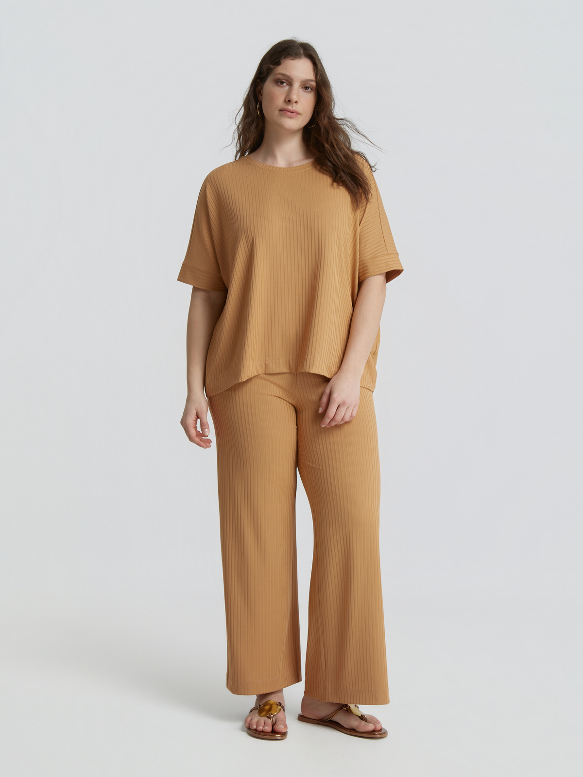 Ριμπ μπλούζα σε boxy γραμμή φωτογραφία