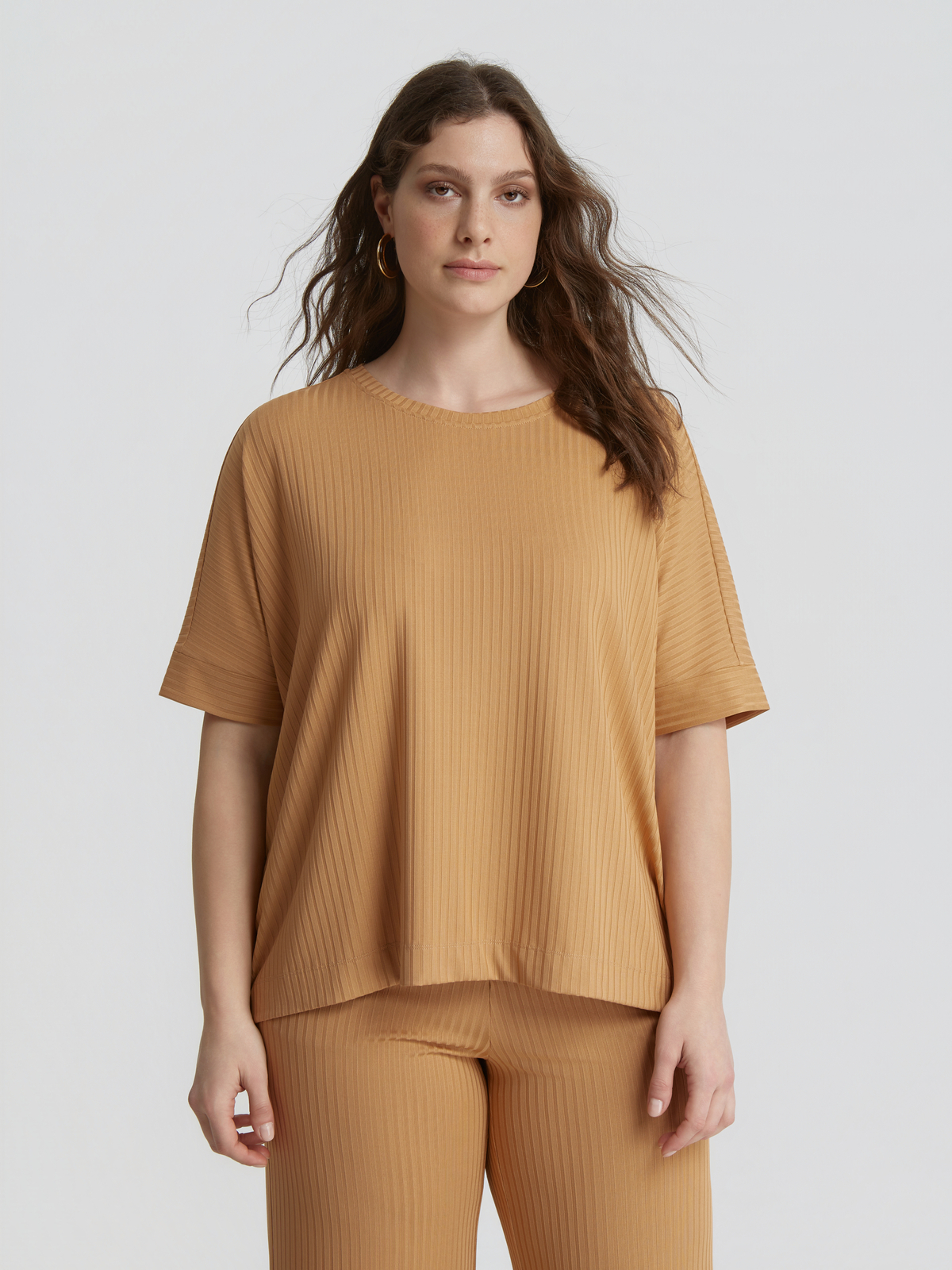 Ριμπ μπλούζα σε boxy γραμμή φωτογραφία