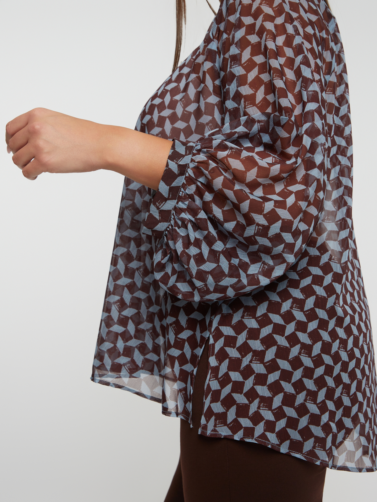 Διαφανής μπλούζα με γεωμετρικό σχέδιο & μπαλούν μανίκια φωτογραφία