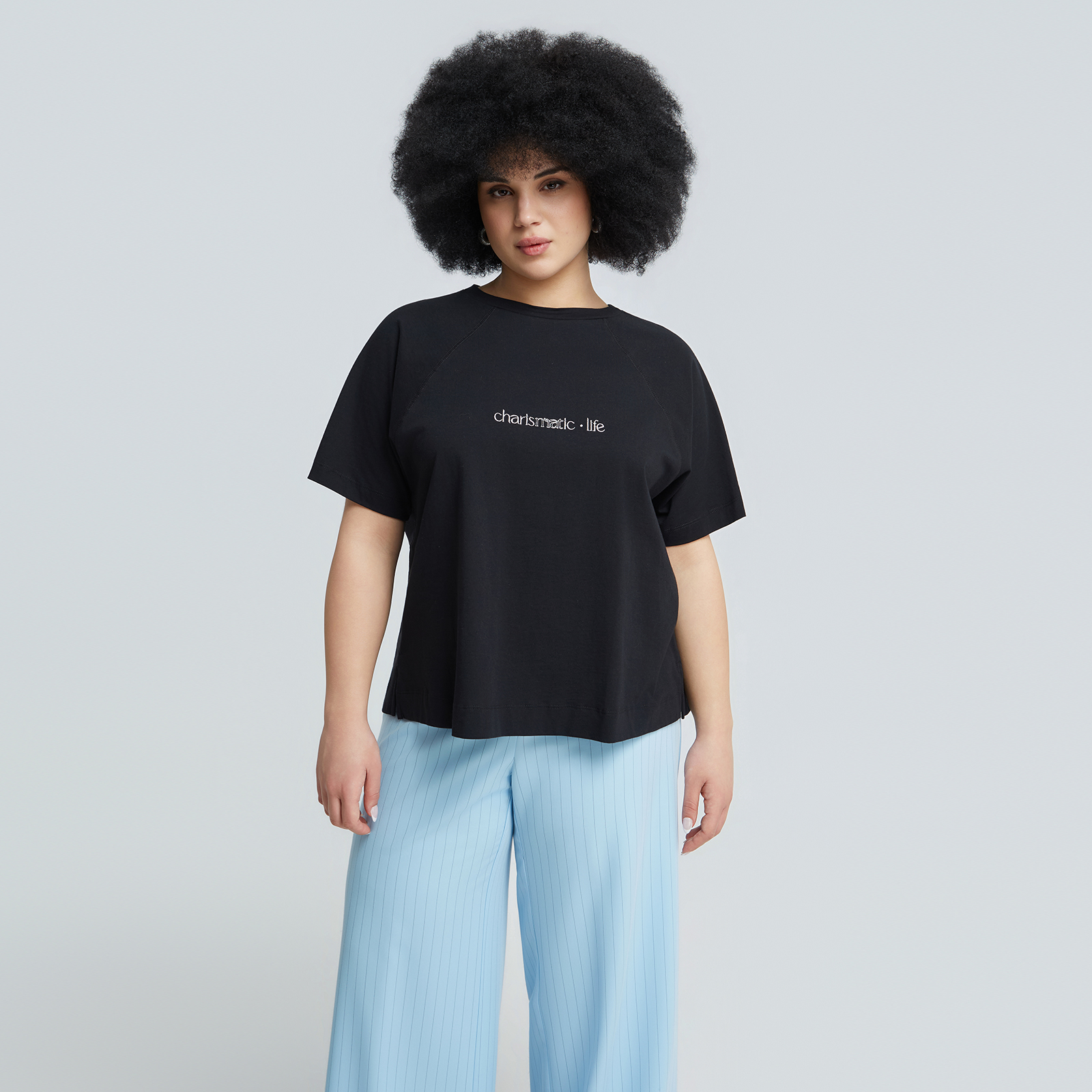 Cotton t-shirt with raglan sleeves & embroidered “charismatic life” logo