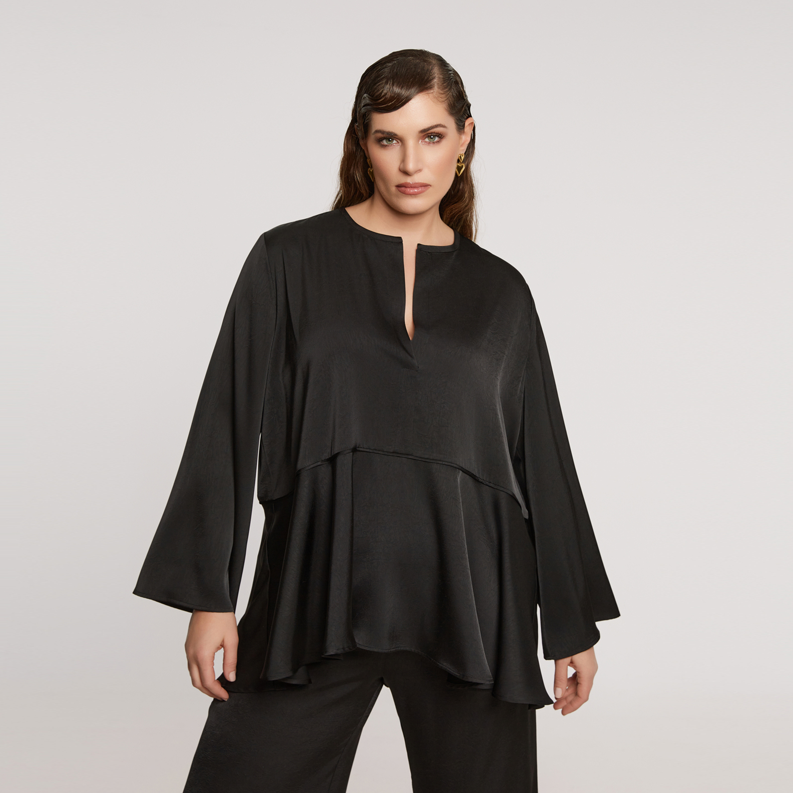 MAT FASHION Μπλούζα σατέν με πτυχώσεις και άνοιγμα στη λαιμόκοψη