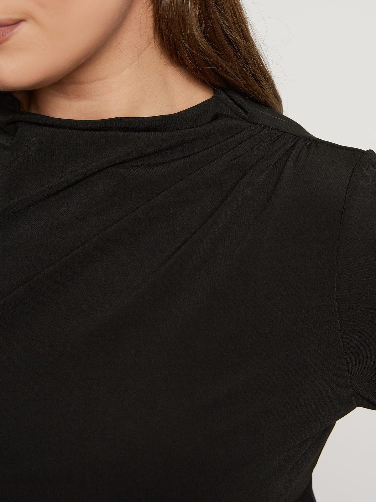 Μαύρο μπλουζάκι από super jersey με πτυχώσεις φωτογραφία