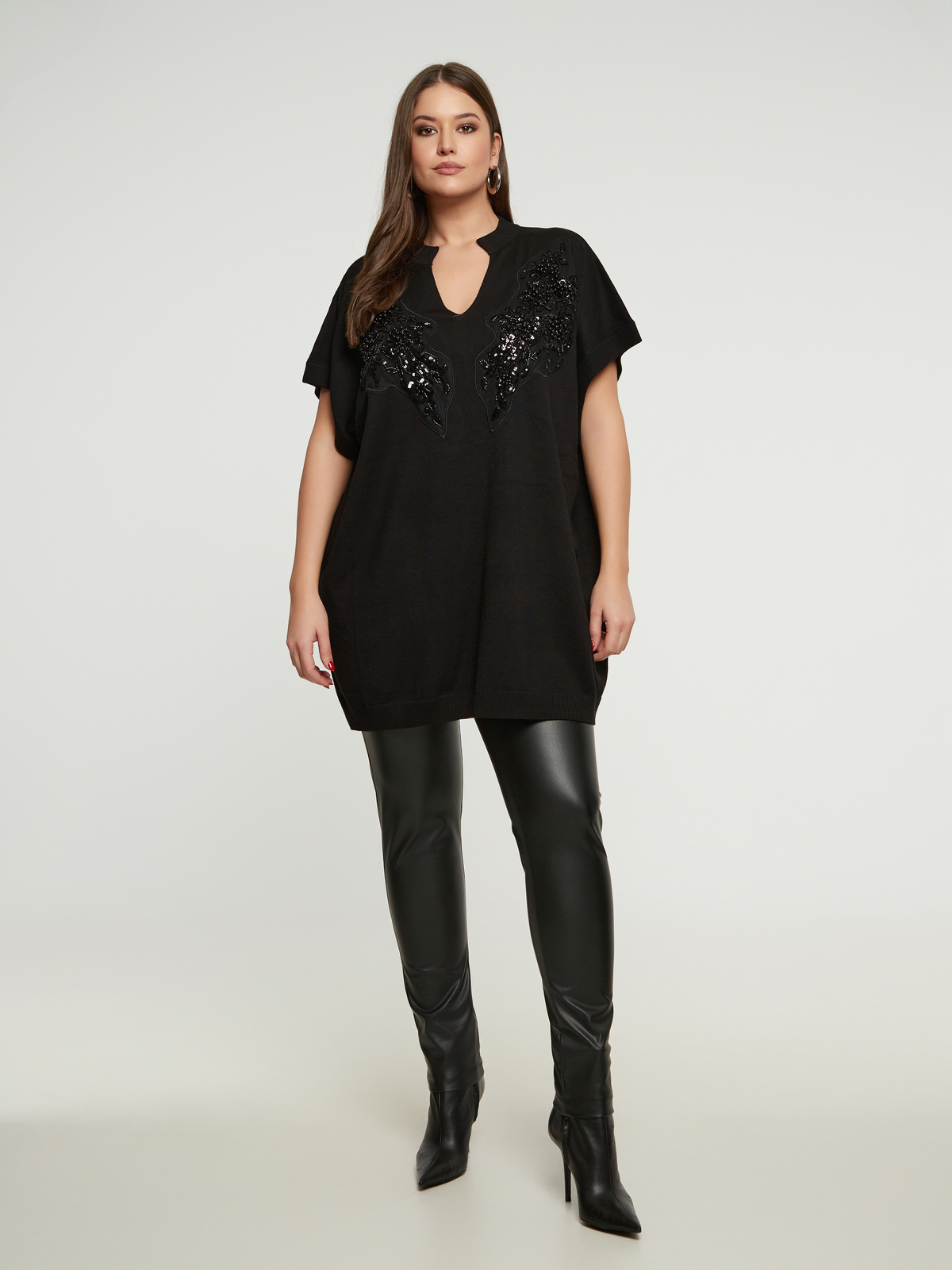 Πλεκτή τουνίκ με κεντητές λεπτομέρειες και παγιέτες φωτογραφία