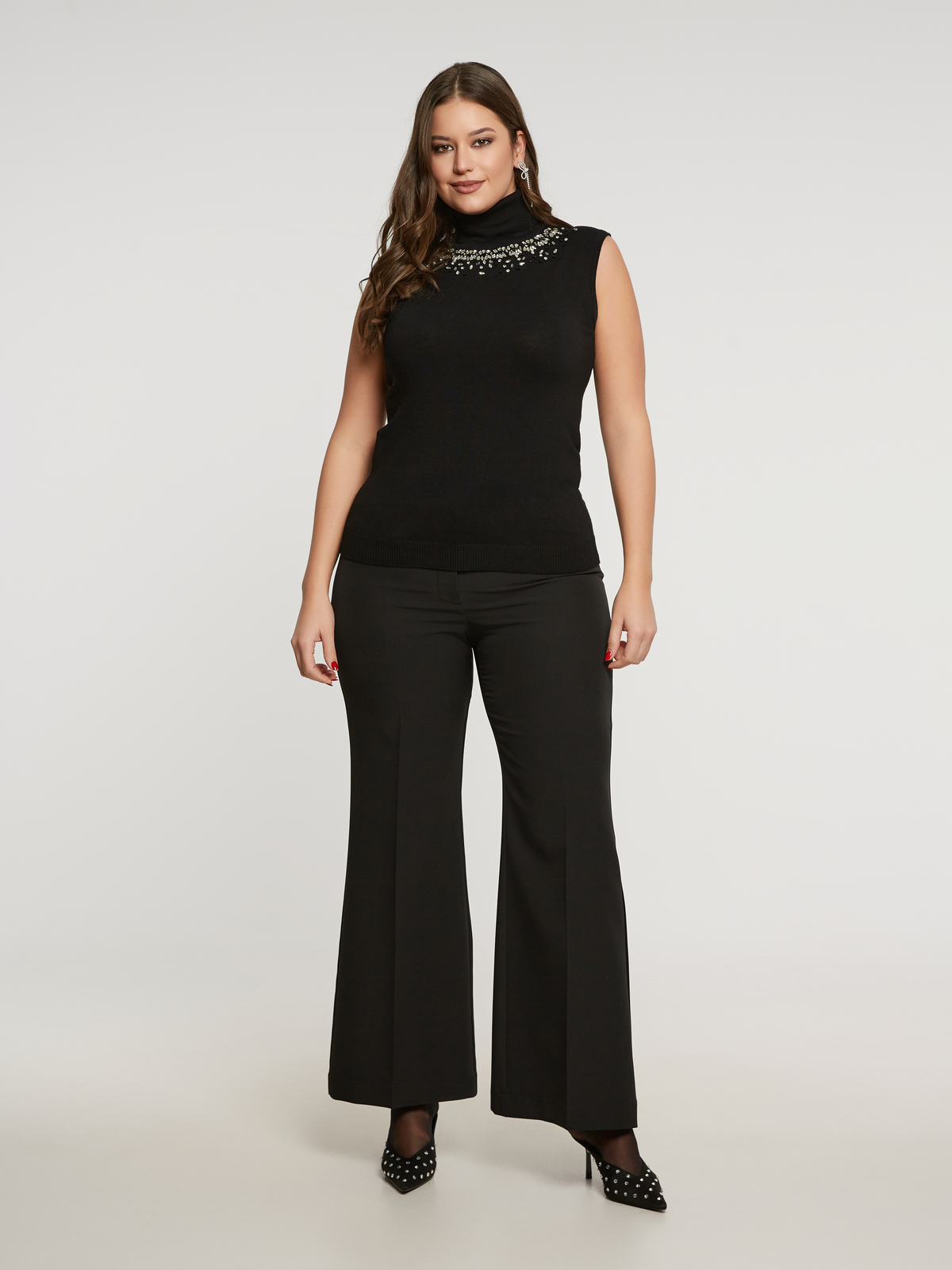 Αμάνικο πλεκτό τοπ με διακοσμημένο λαιμό φωτογραφία