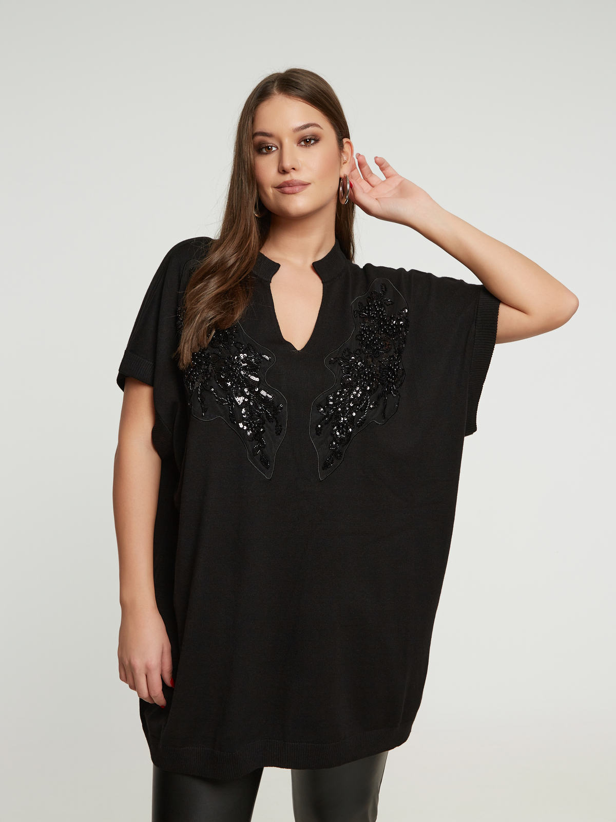 Πλεκτή τουνίκ με κεντητές λεπτομέρειες και παγιέτες φωτογραφία