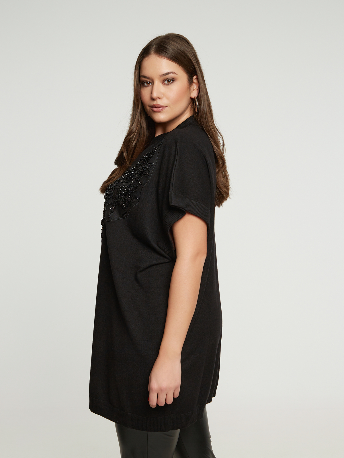 Πλεκτή τουνίκ με κεντητές λεπτομέρειες και παγιέτες φωτογραφία