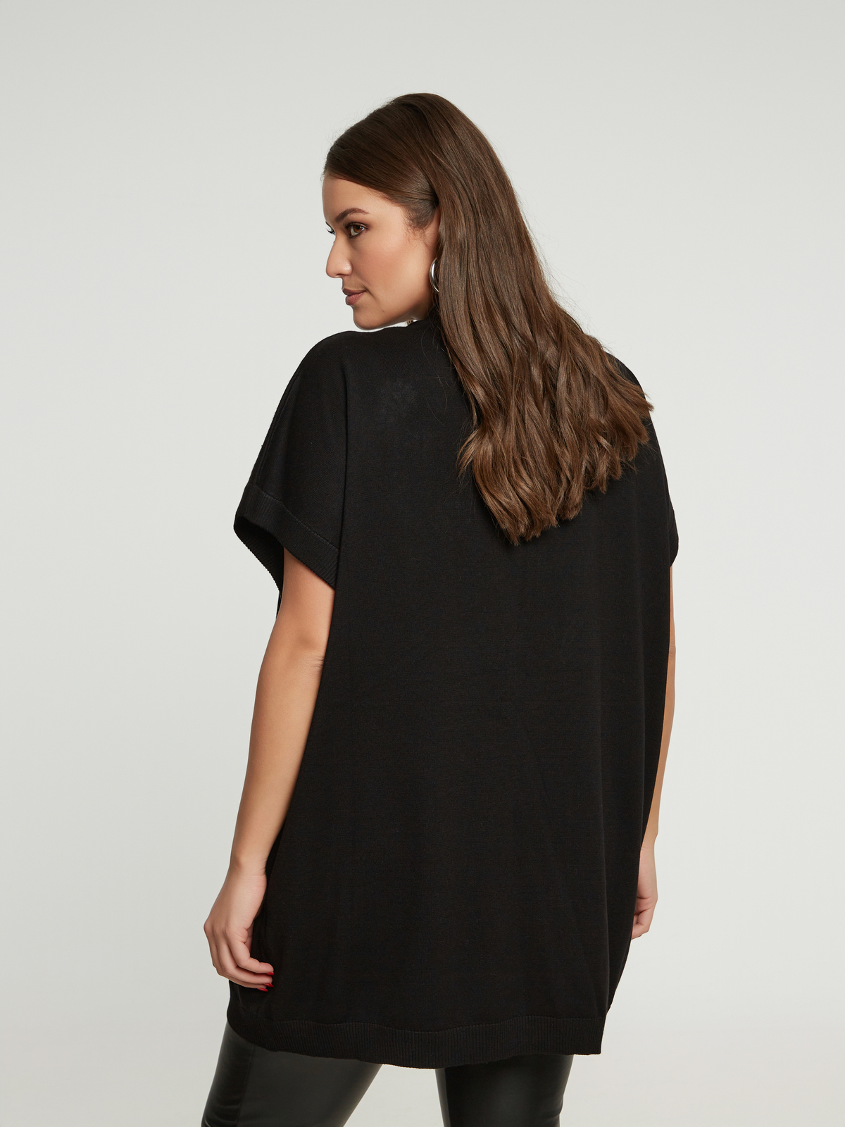 Πλεκτή τουνίκ με κεντητές λεπτομέρειες και παγιέτες φωτογραφία