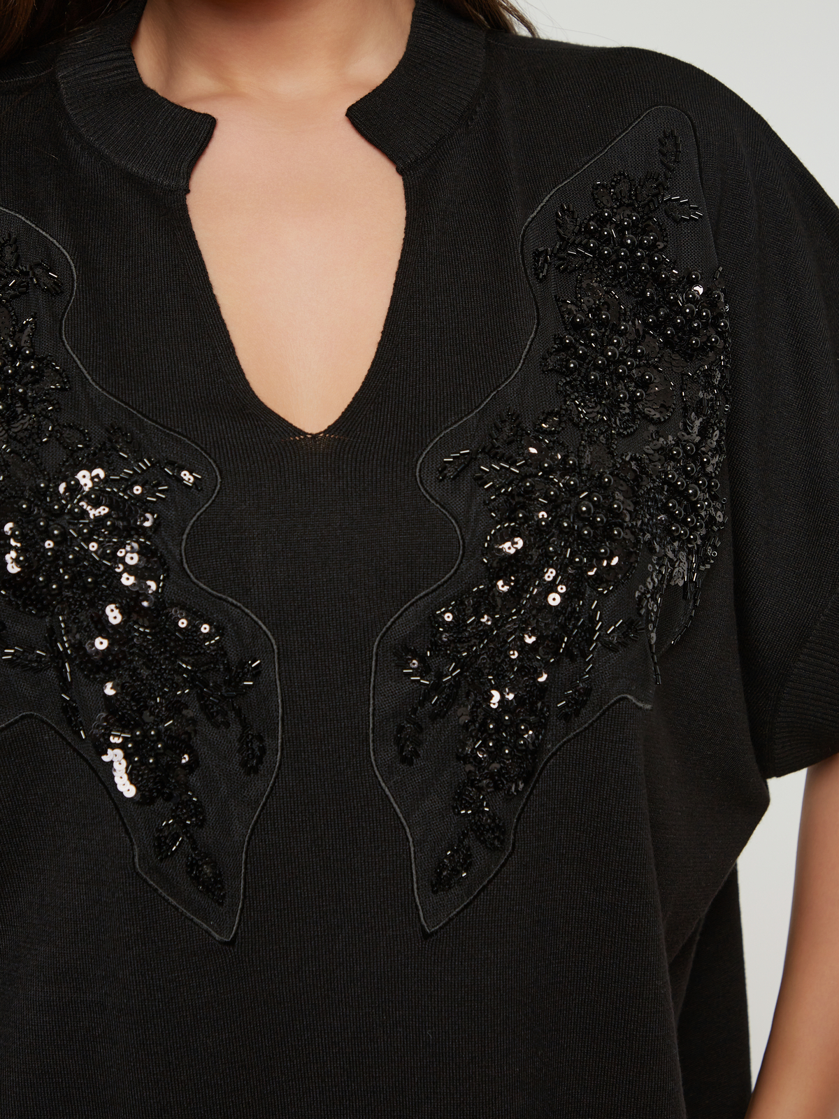 Πλεκτή τουνίκ με κεντητές λεπτομέρειες και παγιέτες φωτογραφία