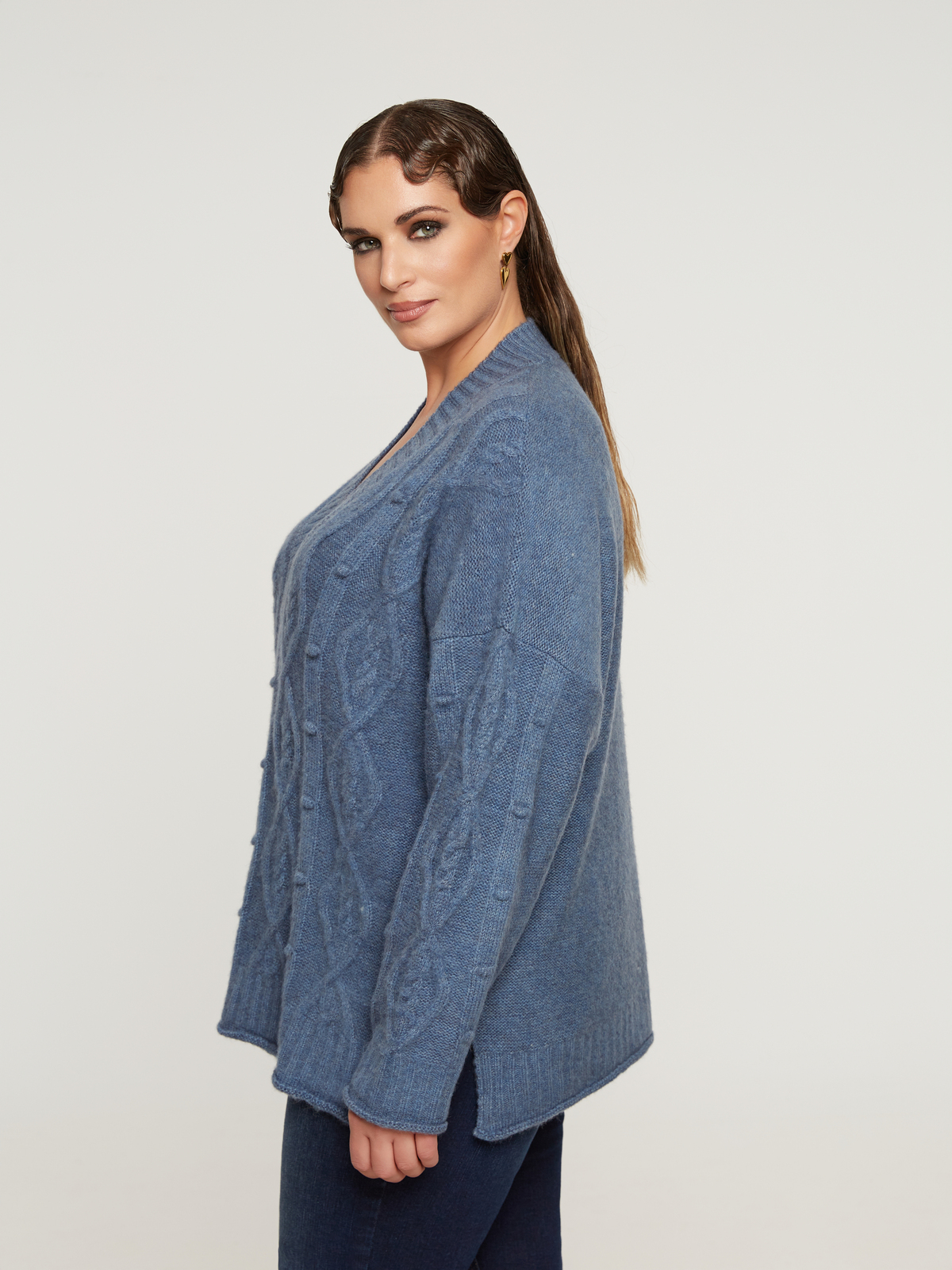 Πλεκτή μπλούζα με V με μοτίβο κοτσίδα φωτογραφία