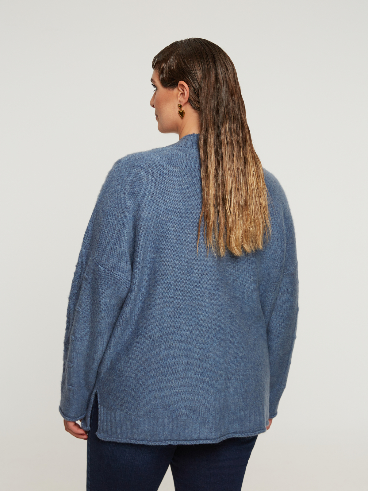 Πλεκτή μπλούζα με V με μοτίβο κοτσίδα φωτογραφία