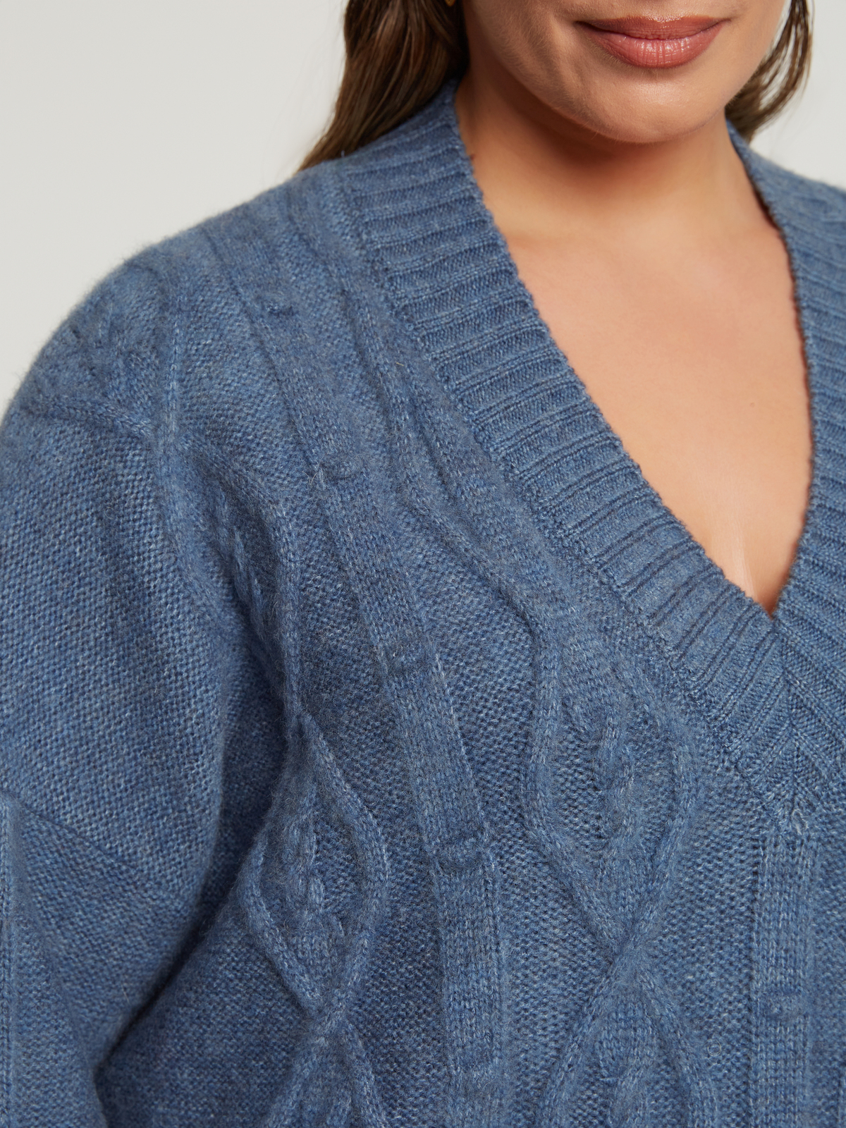 Πλεκτή μπλούζα με V με μοτίβο κοτσίδα φωτογραφία