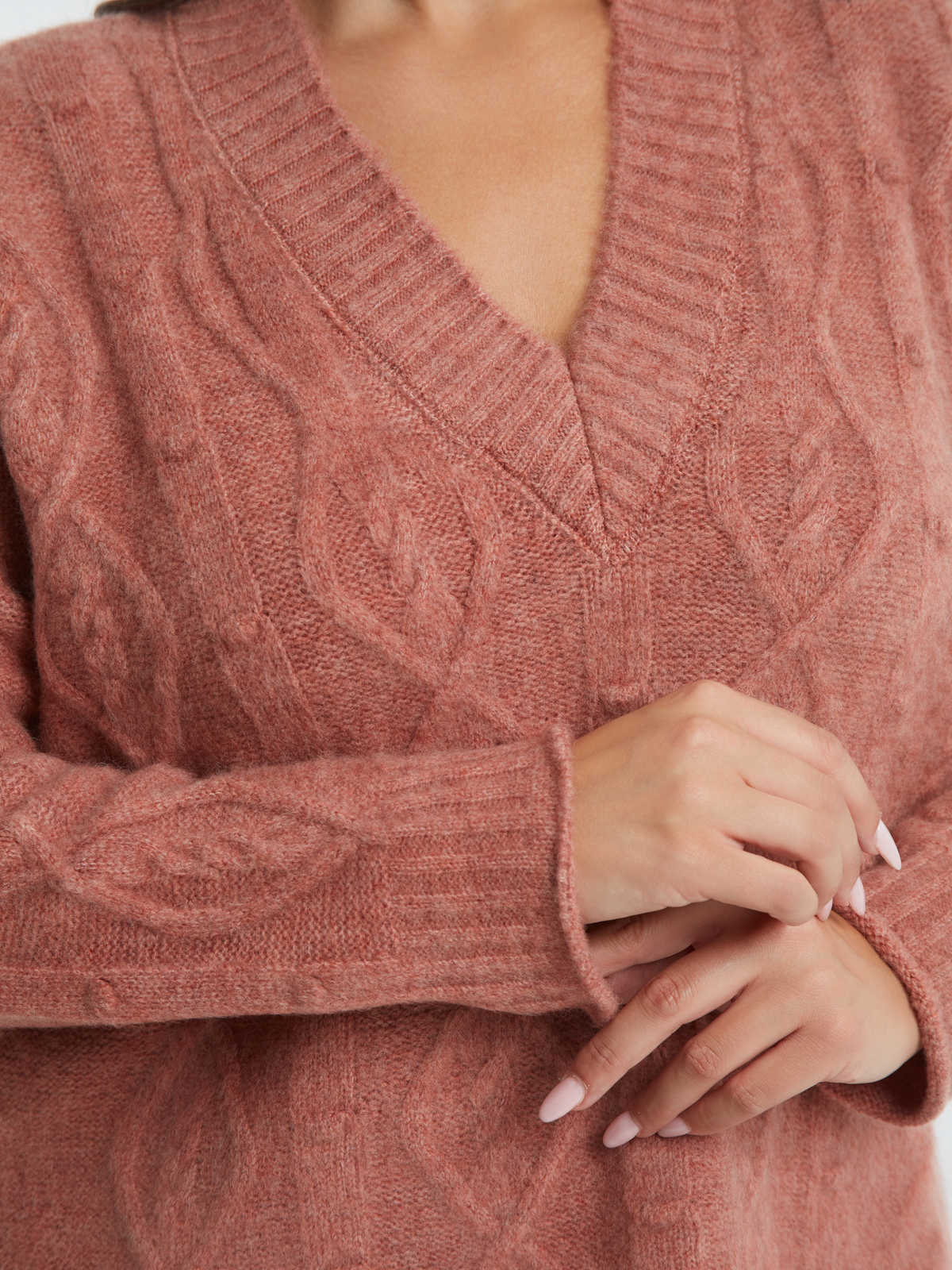 Πλεκτή μπλούζα με V με μοτίβο κοτσίδα φωτογραφία