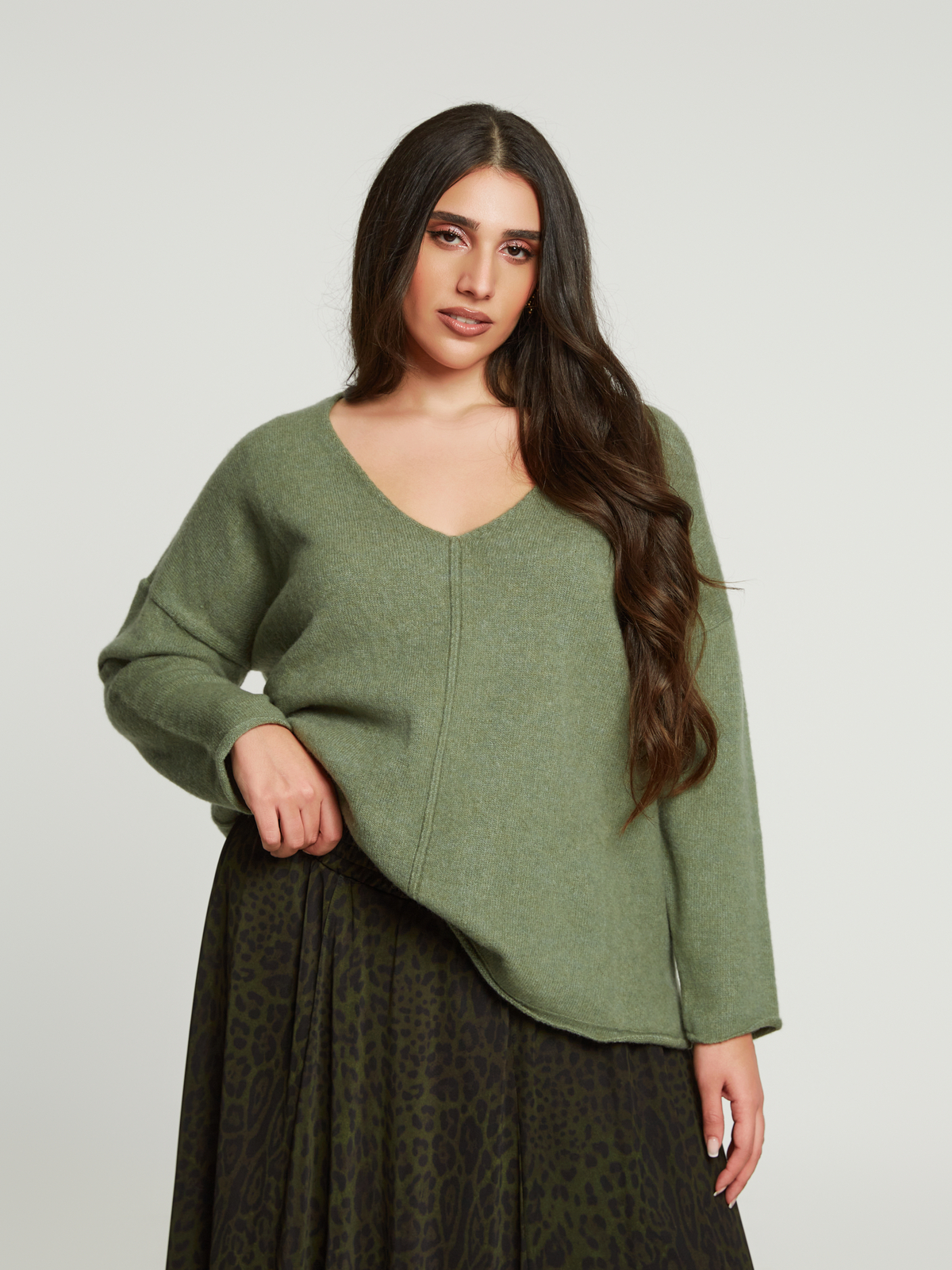 Πλεκτή μπλούζα με V-λαιμόκοψη και χαλαρή γραμμή φωτογραφία