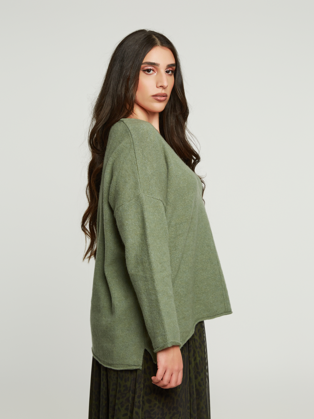 Πλεκτή μπλούζα με V-λαιμόκοψη και χαλαρή γραμμή φωτογραφία