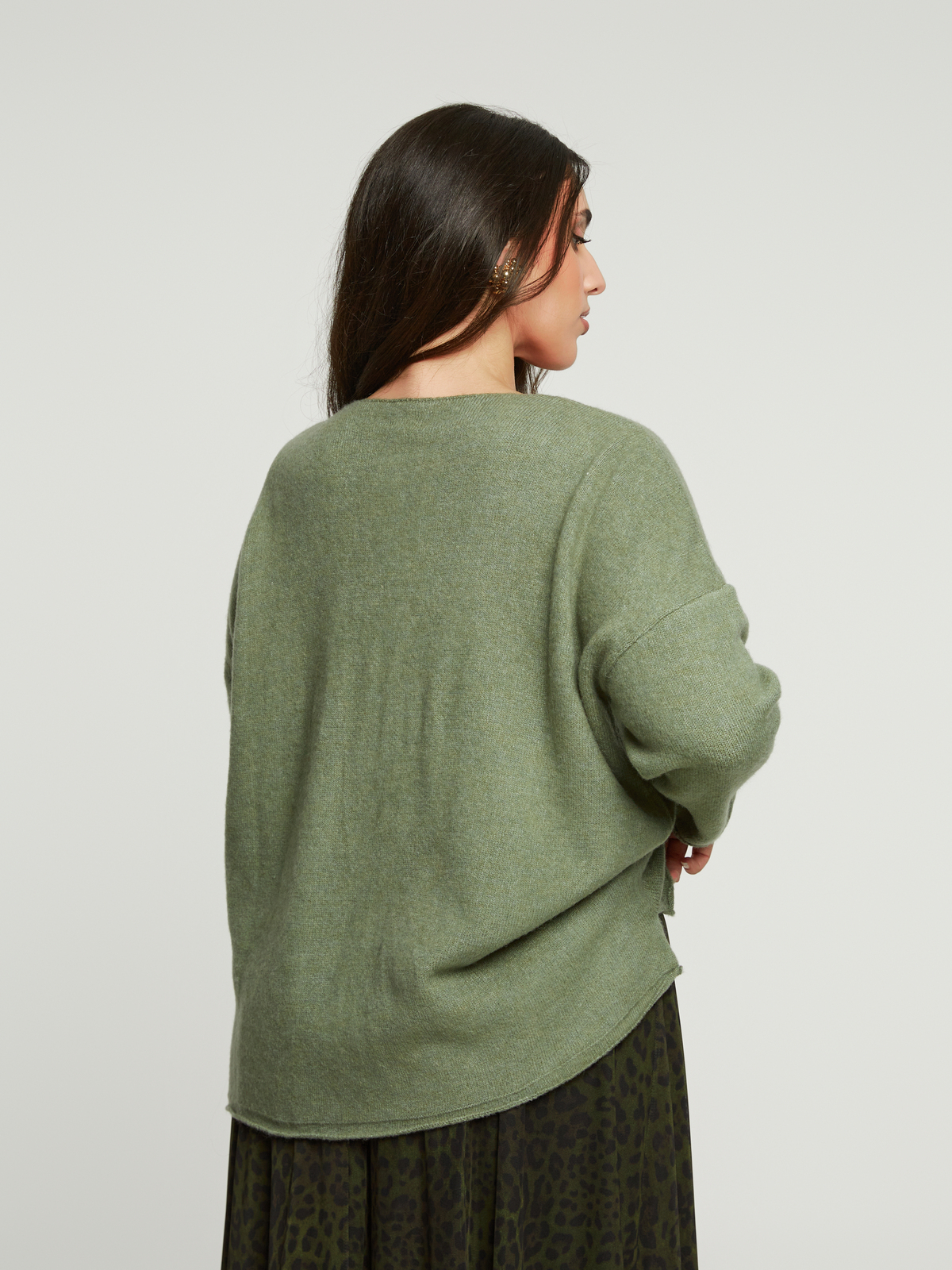 Πλεκτή μπλούζα με V-λαιμόκοψη και χαλαρή γραμμή φωτογραφία