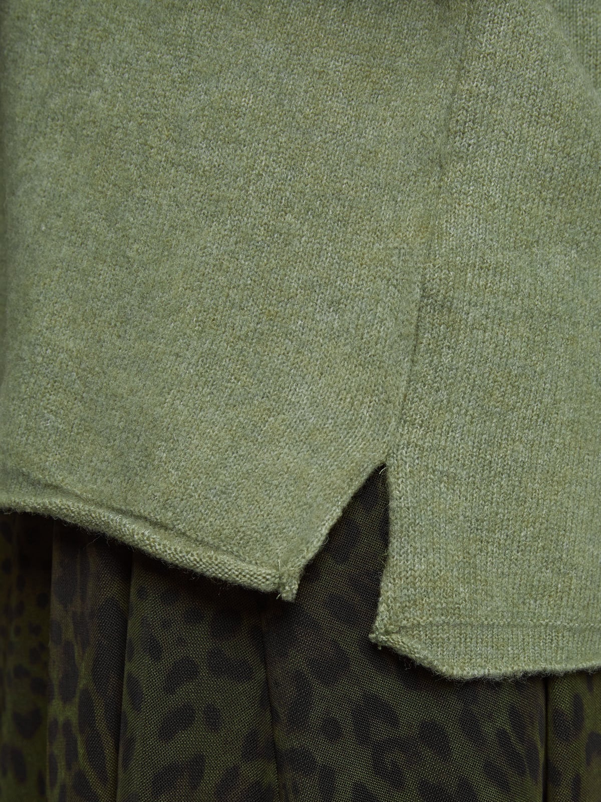 Πλεκτή μπλούζα με V-λαιμόκοψη και χαλαρή γραμμή φωτογραφία