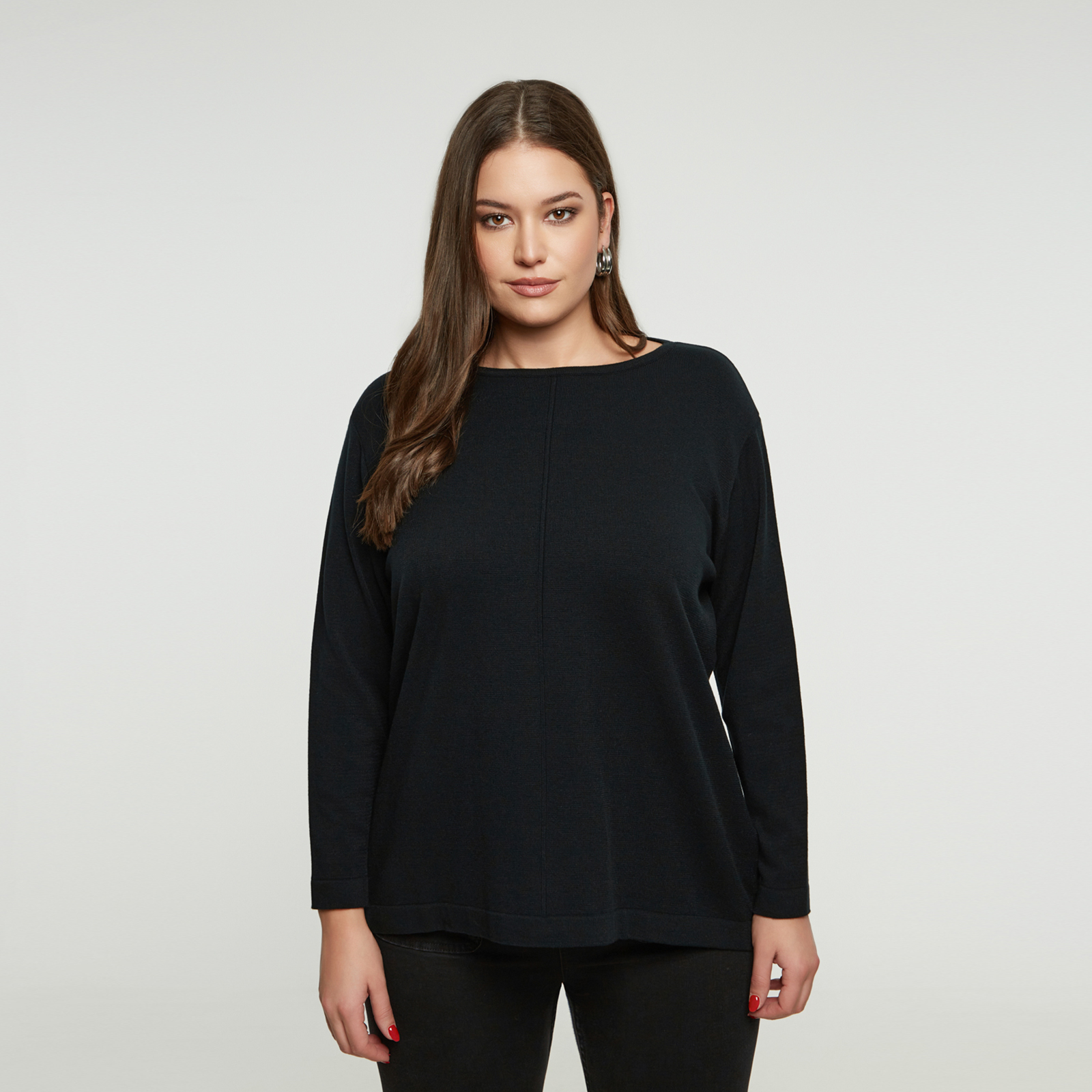 Από τη Basic Collection, αυτή η πλεκτή μπλούζα είναι το ιδανικό καθημερινό κομμάτι που συνδυάζει απλότητα και άνεση. Με χαλαρή εφαρμογή και απαλό ύφασμα, φοριέται ξανά και ξανά σε κάθε περίσταση. Σε πολλά χρώματα και εξαιρετική τιμή, είναι το απόλυτο κομμάτι για κάθε στυλ. ● Πλεκτό ύφασμα με ελαστικότητα για άνεση και ελευθερία κινήσεων ● Άνετη γραμμή με μοντέρνο ίσιο κόψιμο ● Διακριτική ραφή μπροστά για στυλ με λεπτομέρεια ● Μακρύ μανίκι, ιδανικό για layering ή μόνο του ● Διατίθεται σε μεγάλη ποικιλία χρωμάτων ● Οικονομικό και πρακτικό – βασικό κομμάτι της γκαρνταρόμπας σας Μήκος (κέντρο της πλάτης): 71 εκ 90%POLYACRYLIC 10%POLYESTER Το μοντέλο έχει ύψος 1,80 εκ. και φοράει O/S Made in Greece