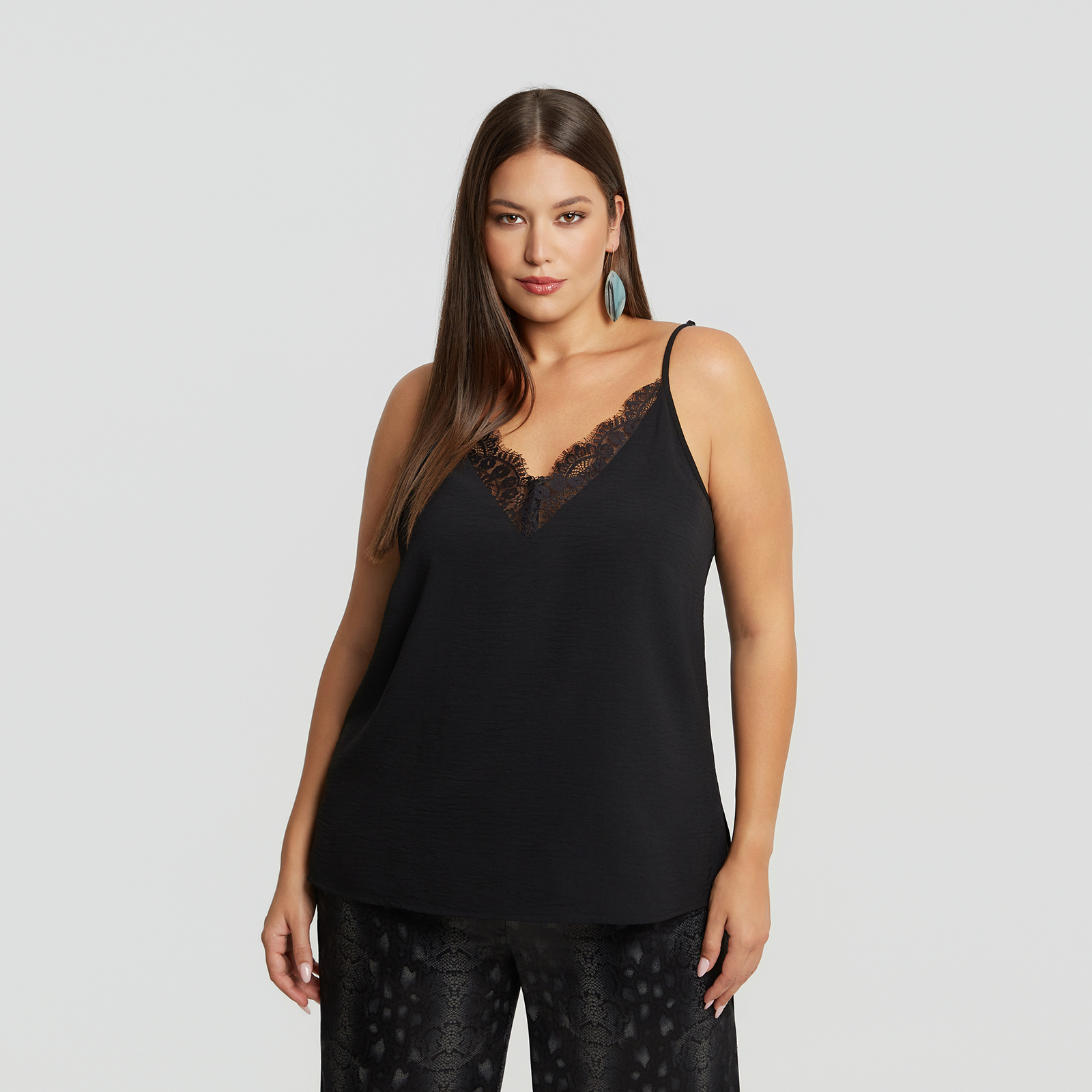 MAT FASHION Σατέν τοπ με δαντελένια V-λαιμόκοψη