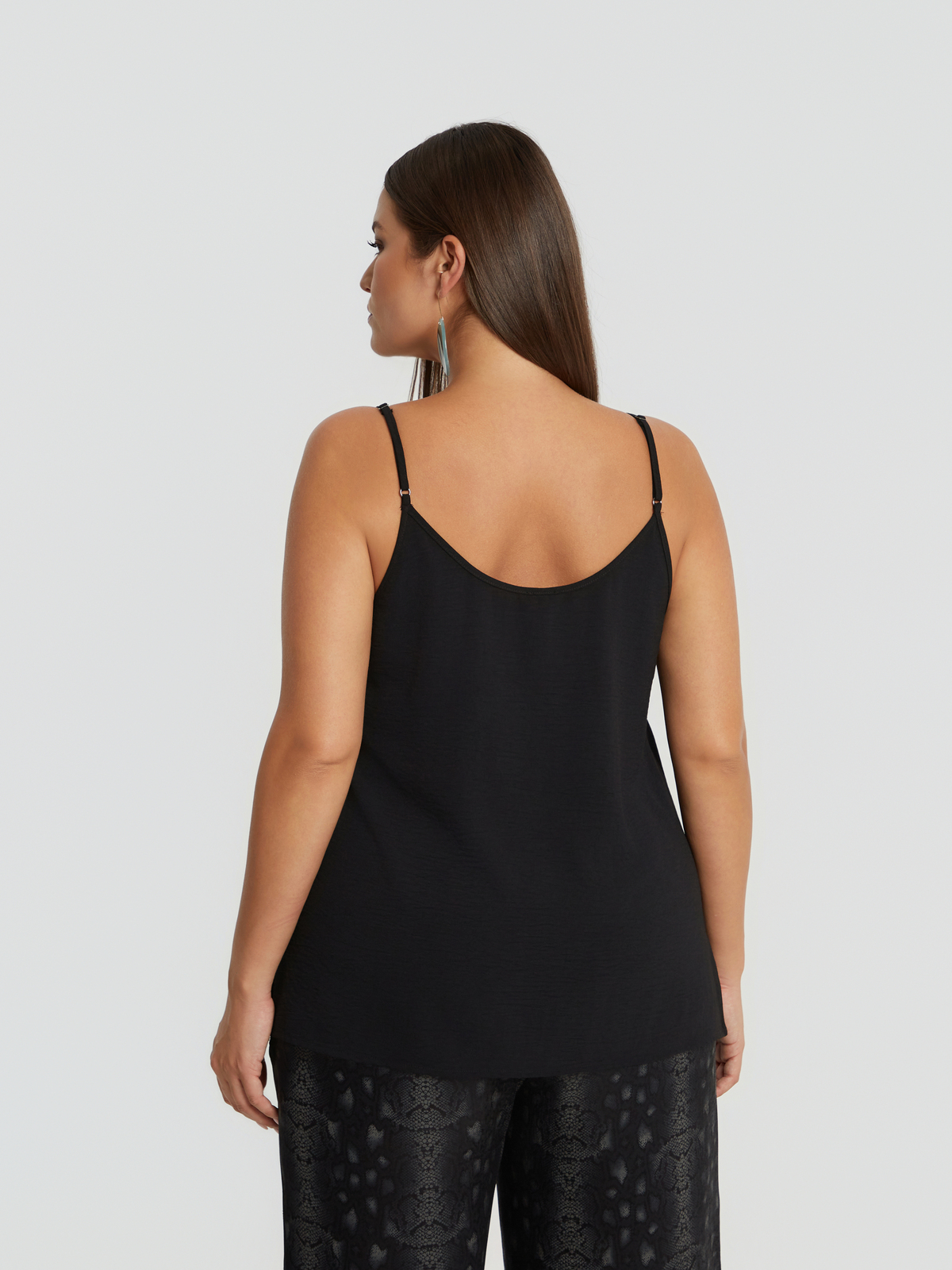 Σατέν τοπ με δαντελένια V-λαιμόκοψη φωτογραφία